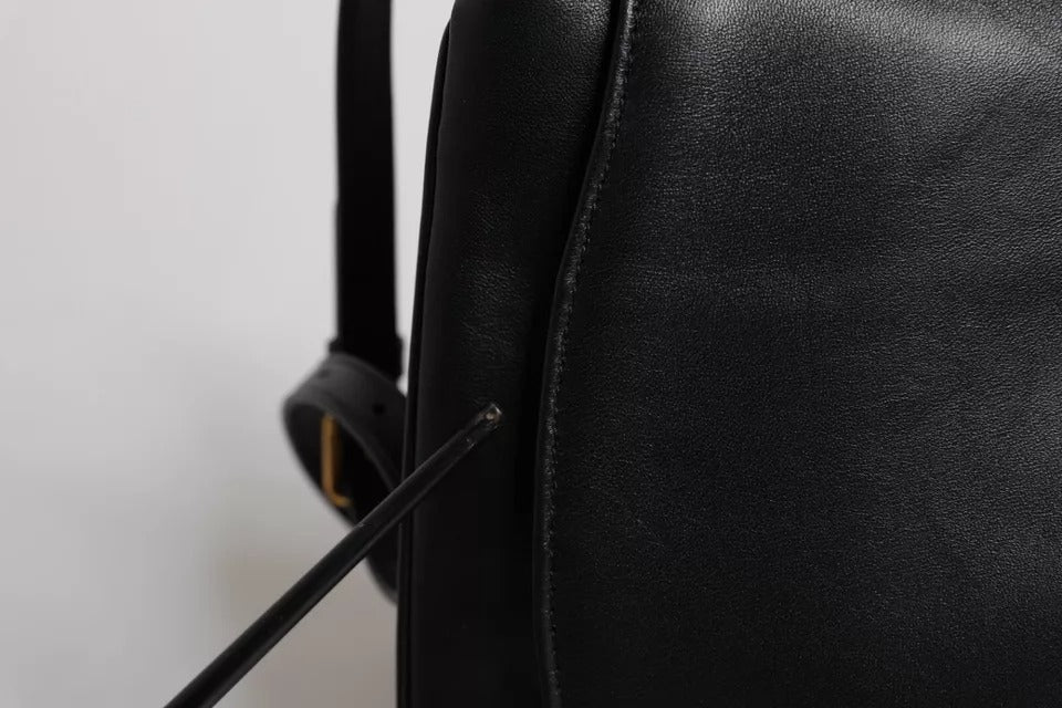 Sac à main en cuir noir Dolce & Gabbana, sacoche à rabat et épaule avec design élégant et détails sophistiqués.