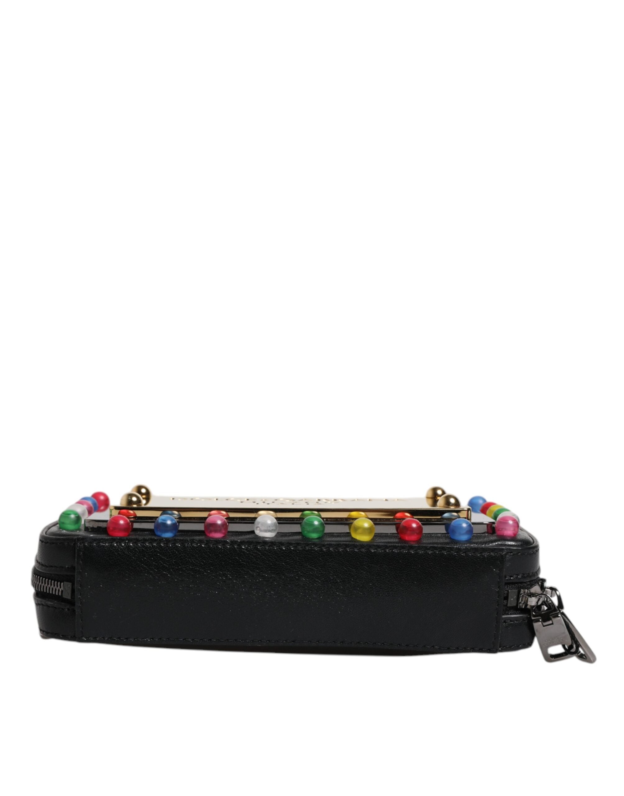Sac pochette Dolce & Gabbana en cuir noir avec logo LED, bandeau au poignet et fermeture élégante.