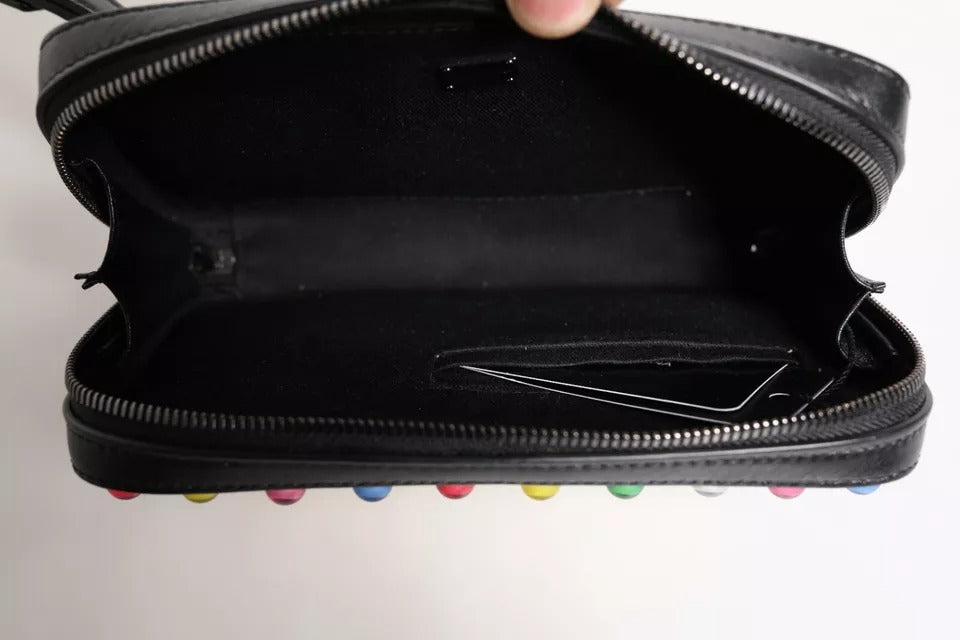 Sac clutch en cuir noir Dolce & Gabbana avec logo LED, bandoulière en bracelet, élégant et sophistiqué.