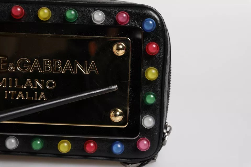 Sac clutch Dolce & Gabbana en cuir noir avec logo LED et bracelet en bandoulière élégant, idéal pour une soirée chic.