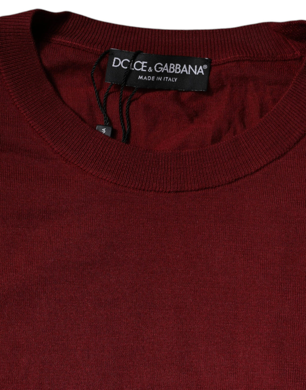 Pull en cachemire bordeaux Dolce & Gabbana avec col rond, doux et élégant, visible sur l'image.