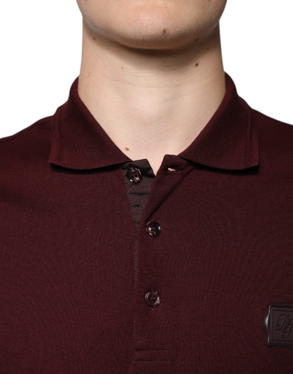 Polo Dolce & Gabbana à manches courtes couleur bordeaux avec col, image montrant le t-shirt élégant en détail