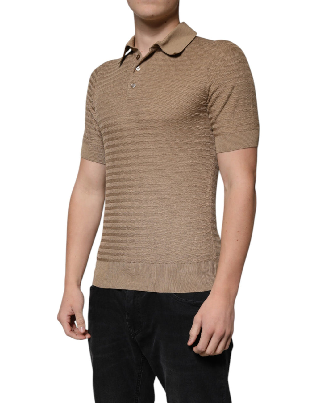 Polo à manches courtes Dolce & Gabbana marron avec col, tissu léger et style élégant, porté sur un mannequin.