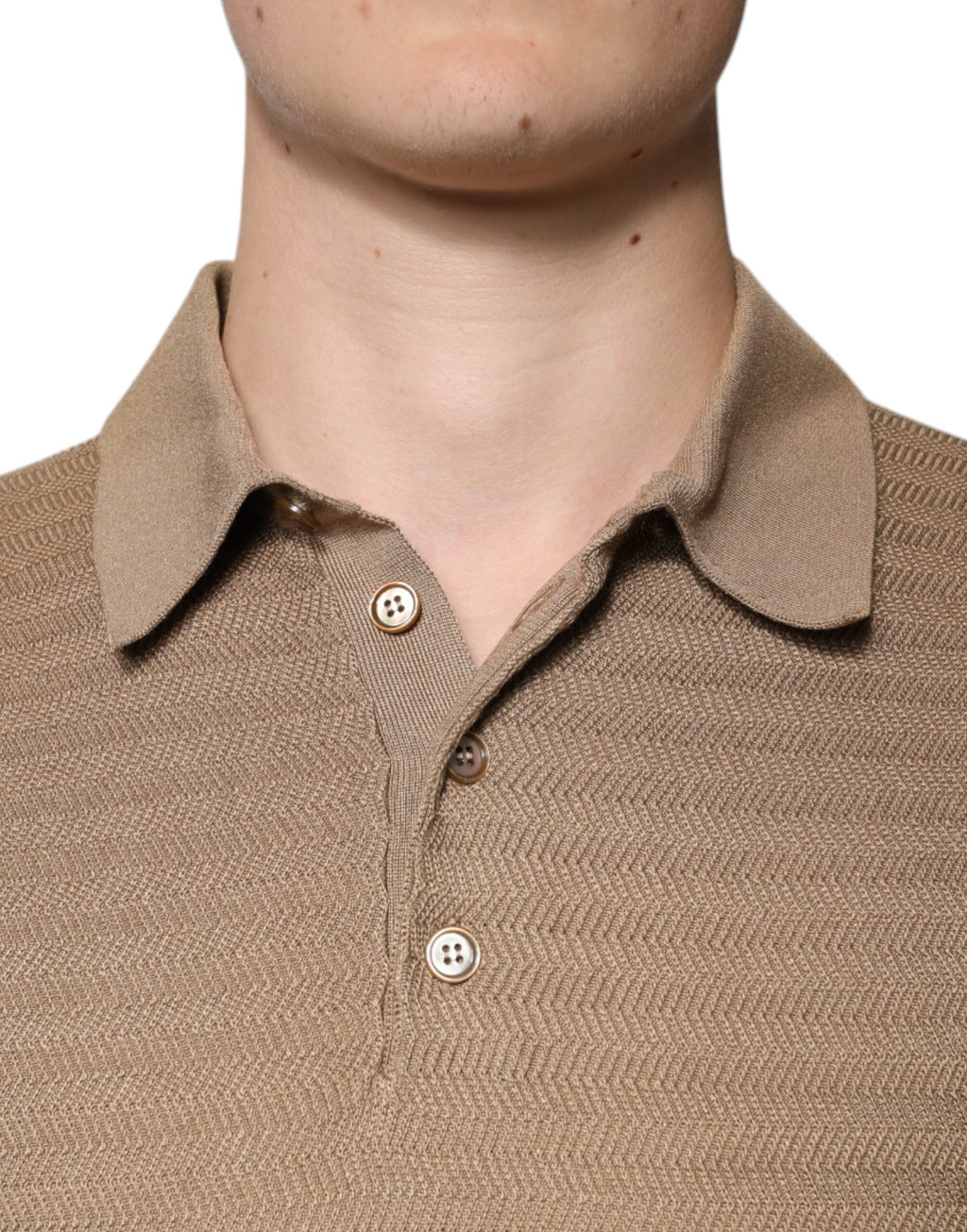 Polo à manches courtes Dolce & Gabbana marron avec col, tissu léger et design élégant, visible sur fond neutre.