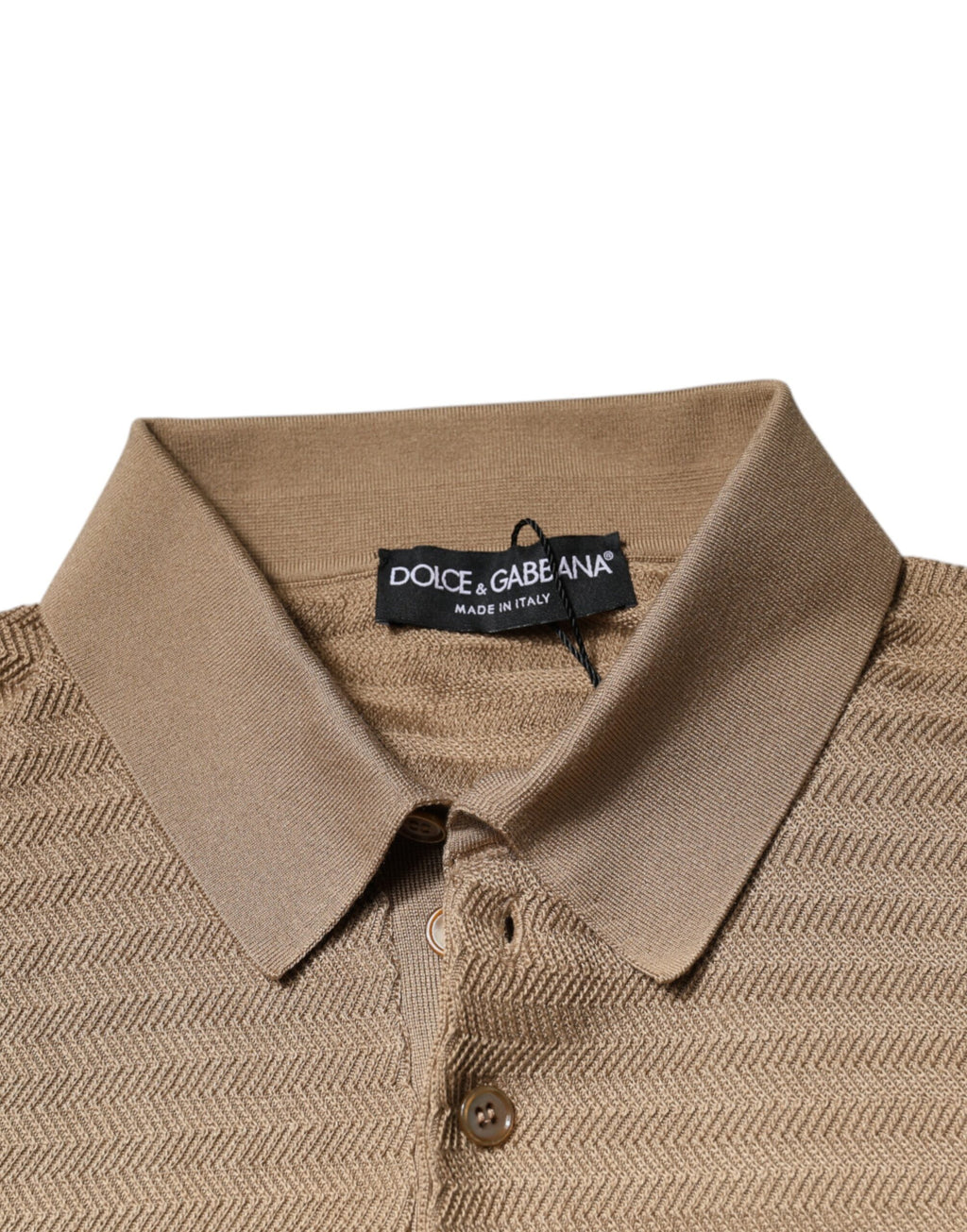 Polo à manches courtes marron Dolce & Gabbana avec col, tissu léger et logo discret sur la poitrine.