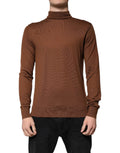 Pull en cachemire marron Dolce & Gabbana avec col roulé, doux et élégant, porté sur un mannequin.