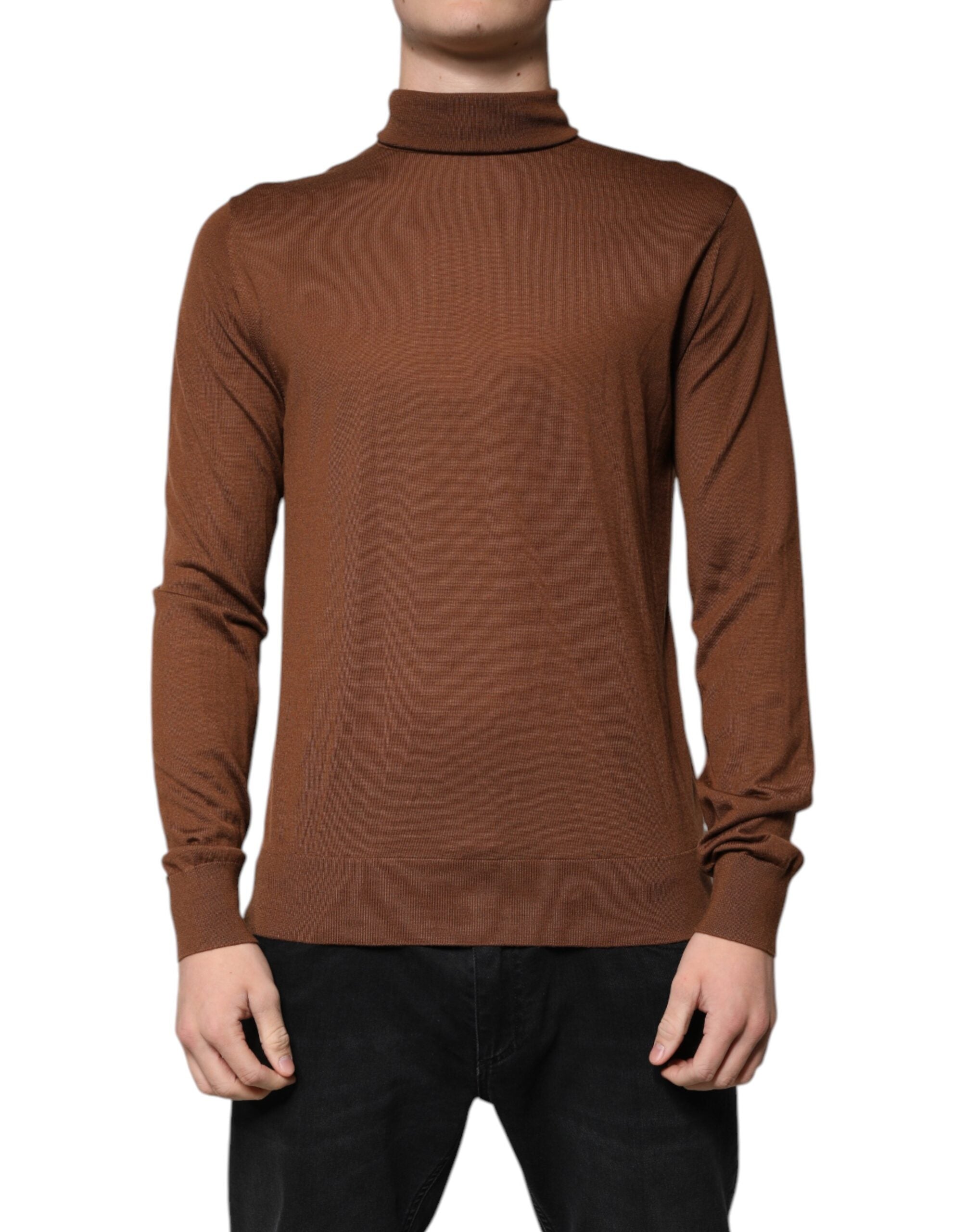 Pull en cachemire marron Dolce & Gabbana avec col roulé, doux et élégant, porté sur un mannequin.