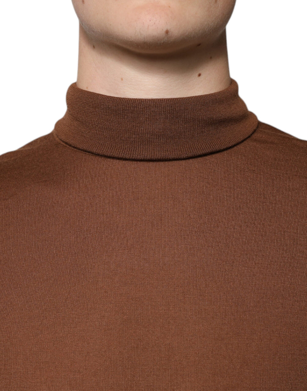 Pull en cachemire marron Dolce & Gabbana à col roulé, laine douce, style élégant et chaud, vue de face.