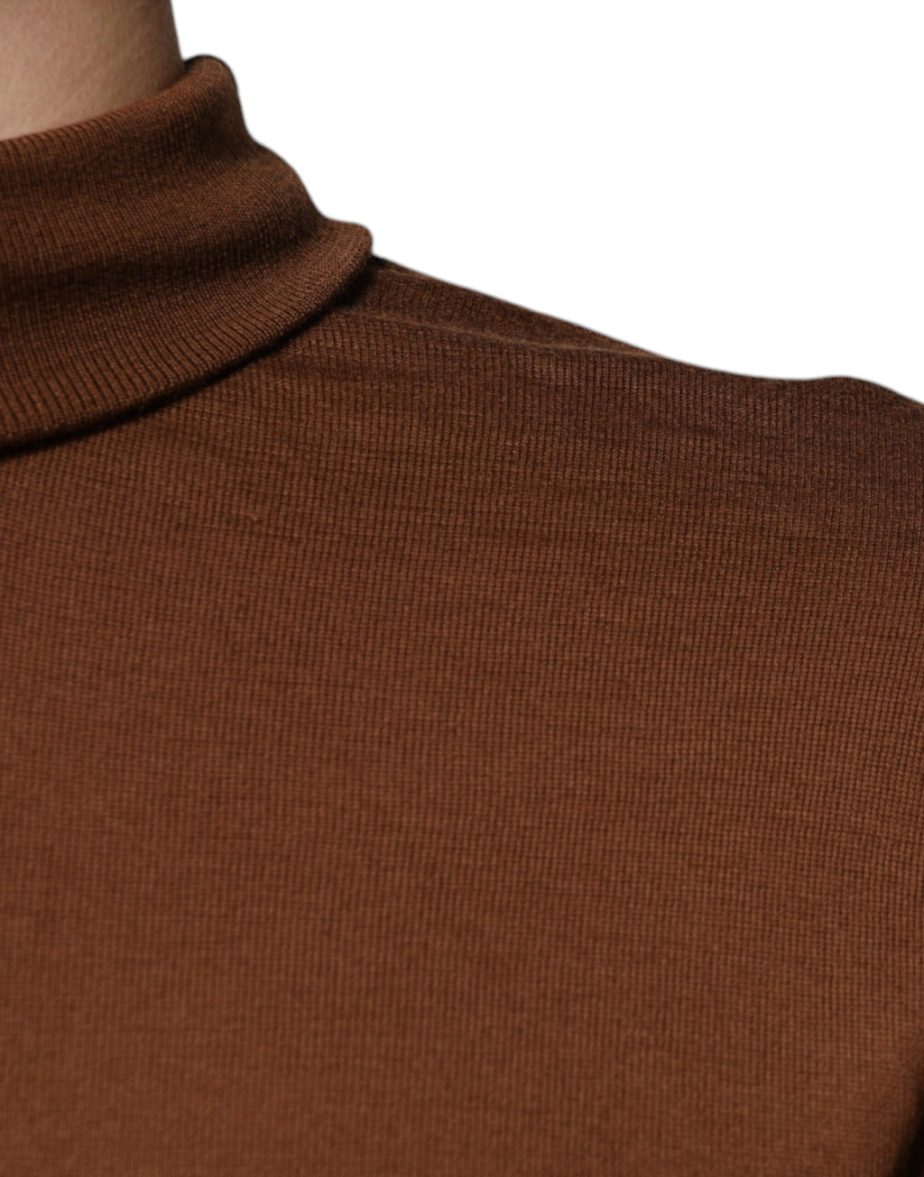 Pull en cachemire marron Dolce & Gabbana à col roulé, pull-over élégant pour femme avec texture douce et confortable.