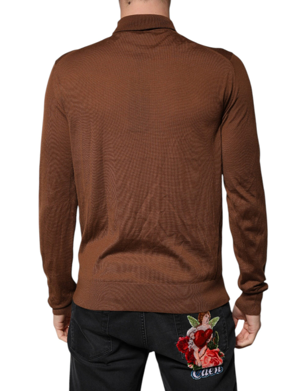Pull-over en cachemire marron Dolce & Gabbana, col roulé élégant et chaud, porté avec des détails de texture visibles.