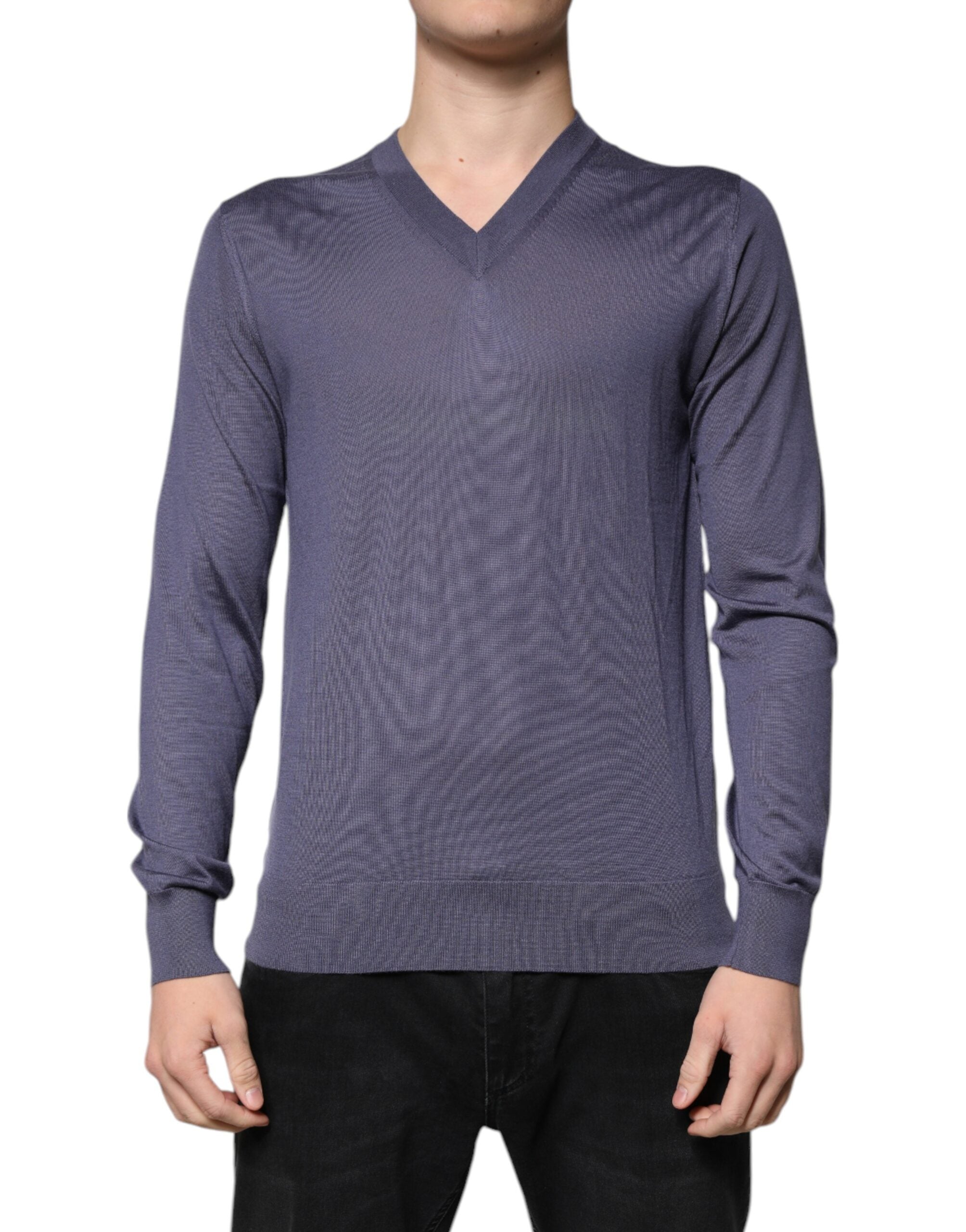 Pull à col en V en cachemire gris de Dolce & Gabbana pour homme, doux et élégant, détail de la texture du tissu.