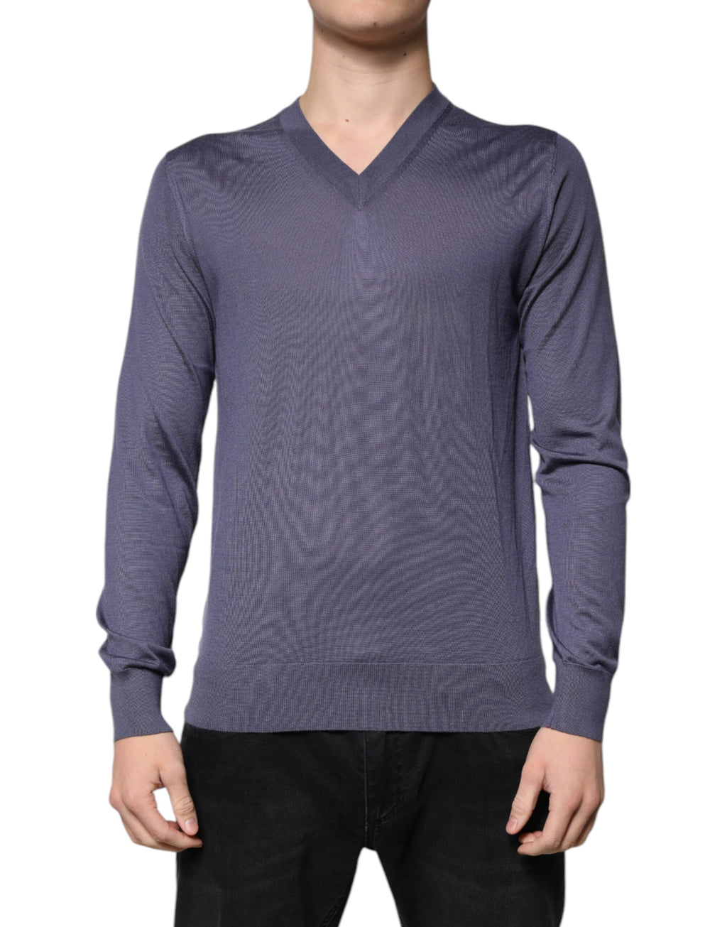 Pull à col en V en cachemire gris Dolce & Gabbana pour homme, doux et élégant, porté sur un mannequin.