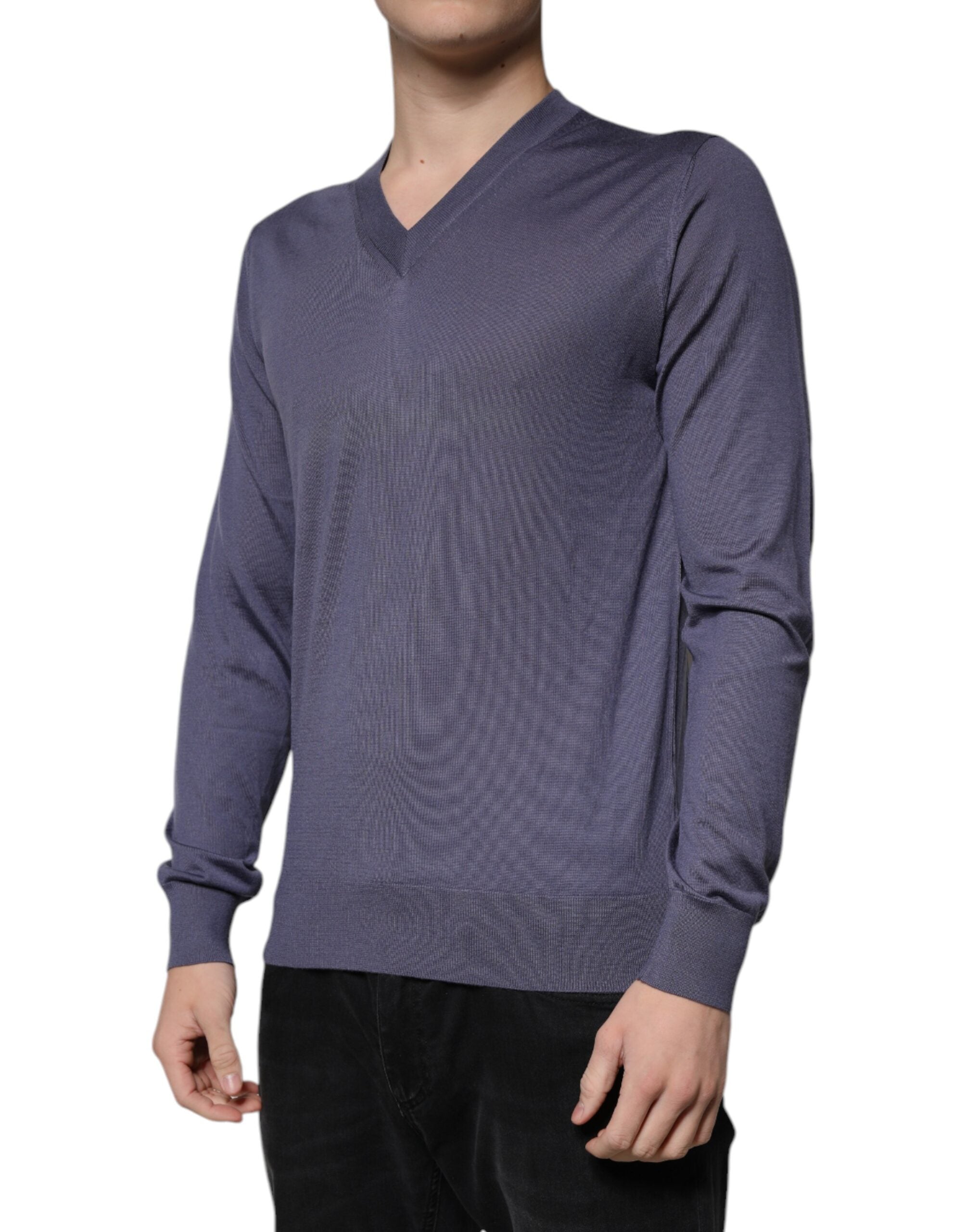 Pull-over homme en cachemire gris Dolce & Gabbana avec col en V, visible en gros plan sur le pull.