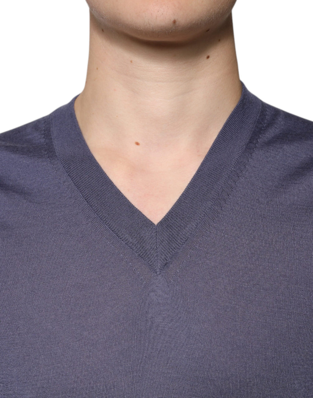 Pull à col en V en cachemire gris de Dolce & Gabbana pour homme, doux et élégant, visible sur un mannequin.