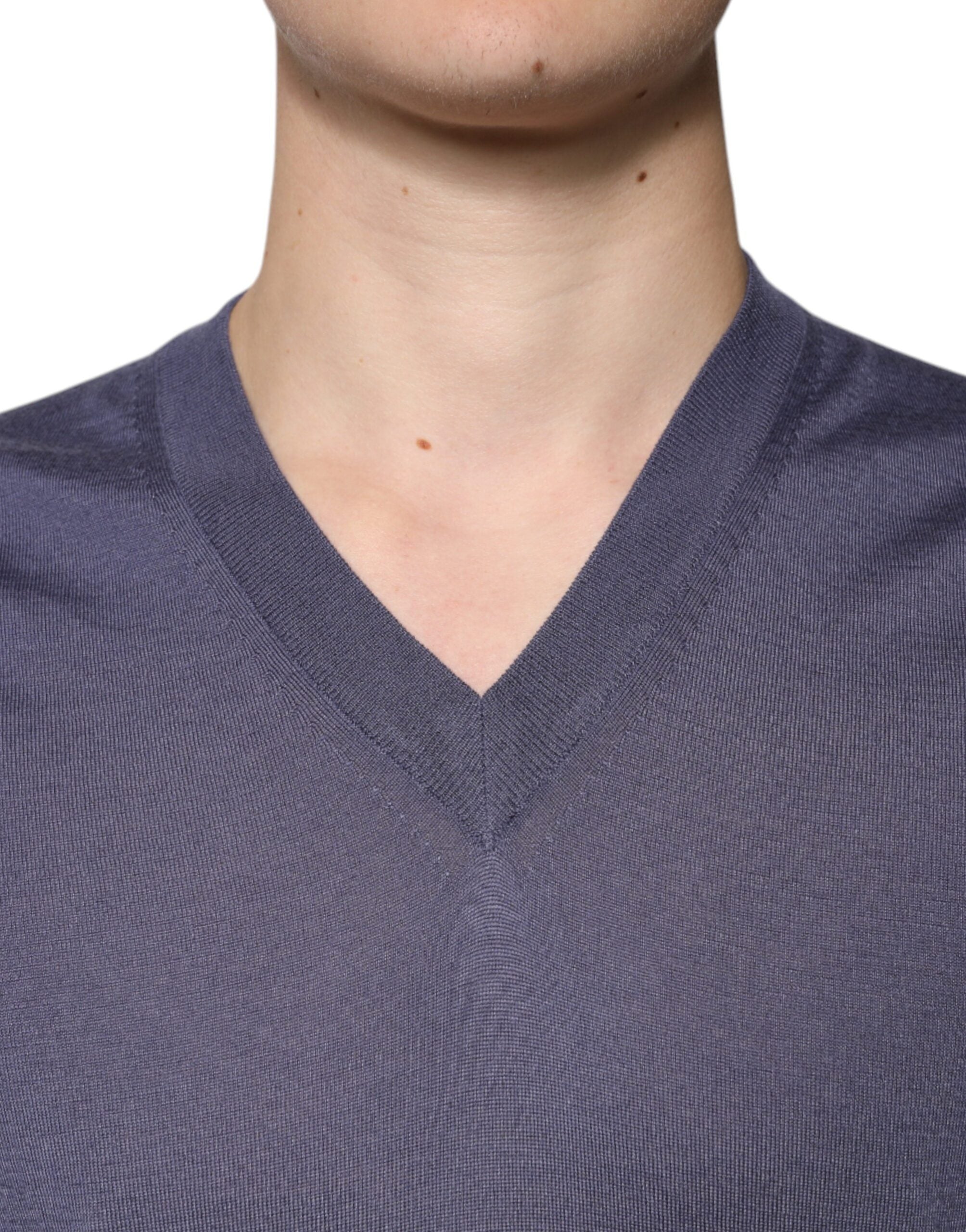 Pull à col en V en cachemire gris de Dolce & Gabbana pour homme, doux et élégant, visible sur un mannequin.