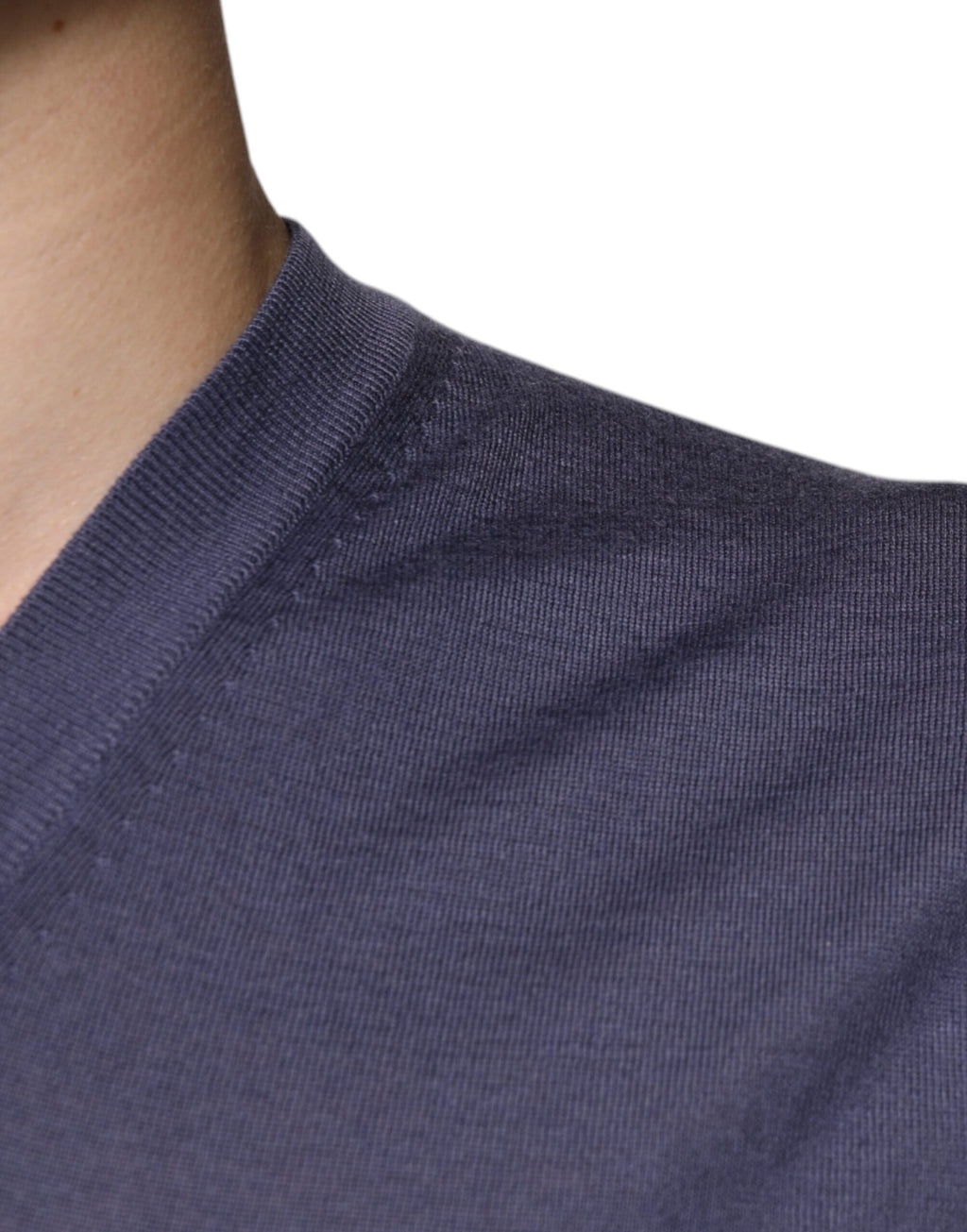 Pull à col en V en cachemire gris de Dolce & Gabbana pour homme, doux et élégant, visible en gros plan sur l'image.
