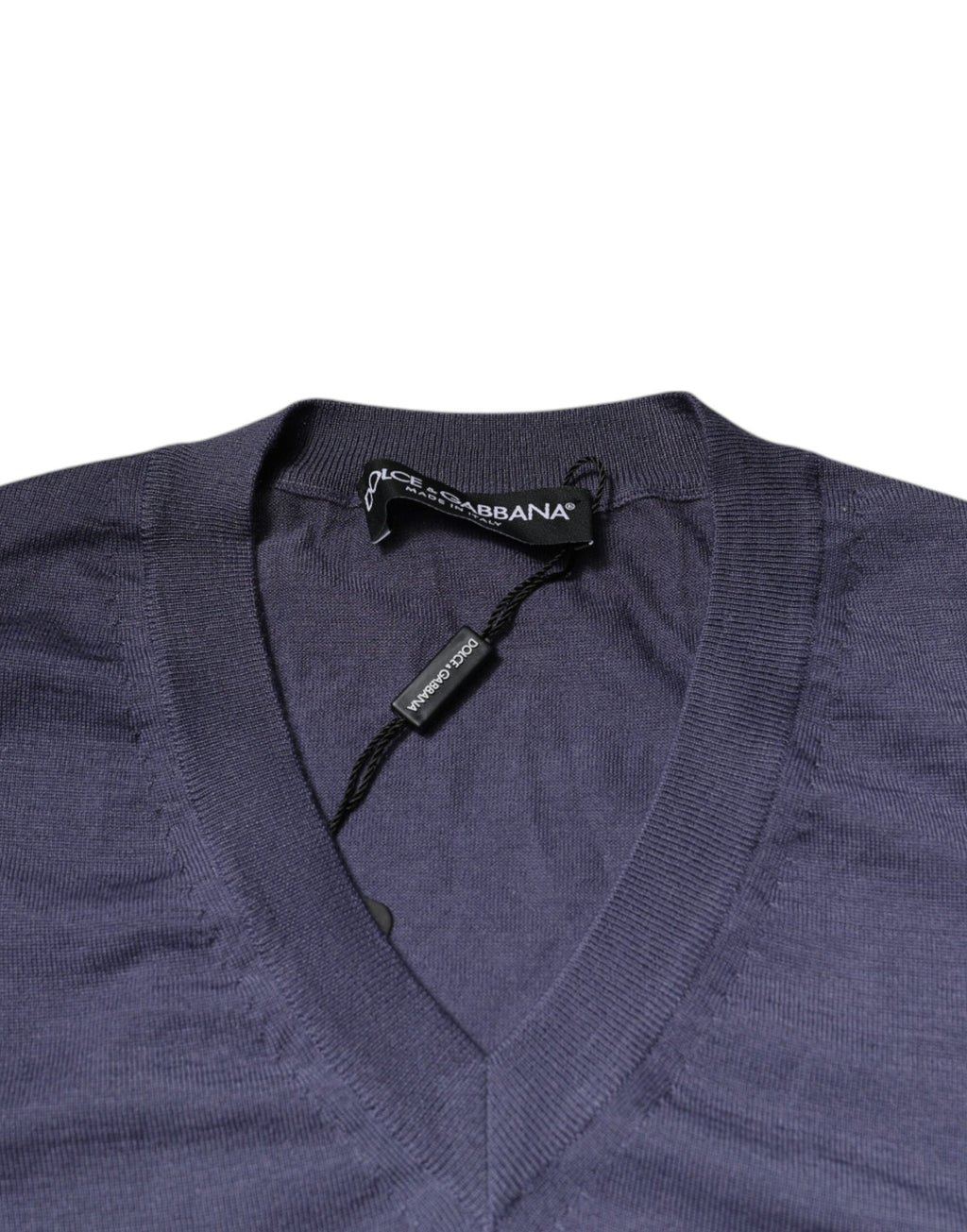 Pull à col en V en cachemire gris de Dolce & Gabbana pour homme, doux et élégant, visible en gros plan sur l'image.