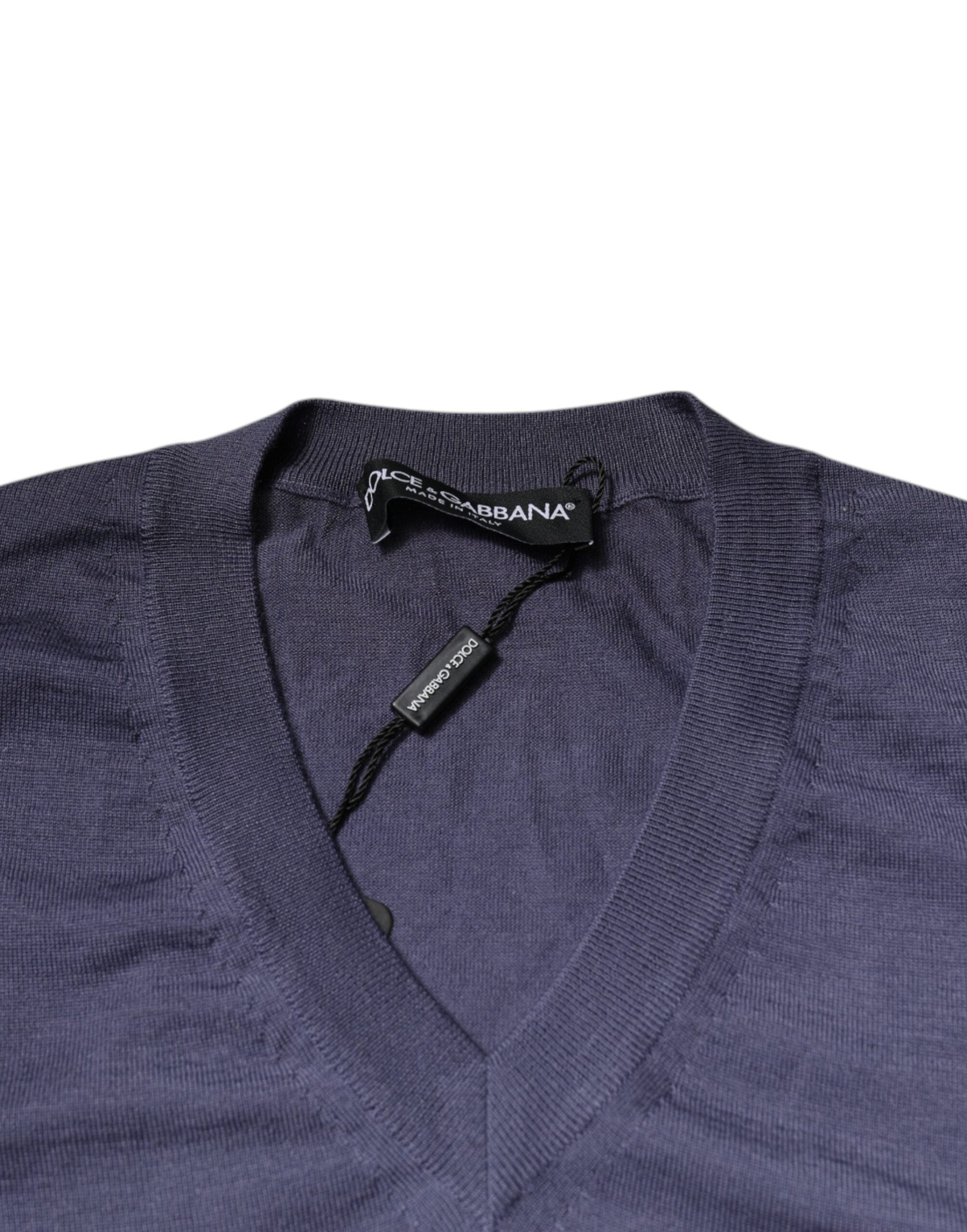 Pull à col en V en cachemire gris de Dolce & Gabbana pour homme, doux et élégant, visible en gros plan sur l'image.