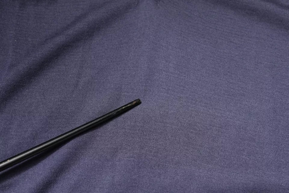 Pull à col en V gris en cachemire Dolce & Gabbana pour homme, doux et élégant, visible avec détails du tissu et coupe classique.