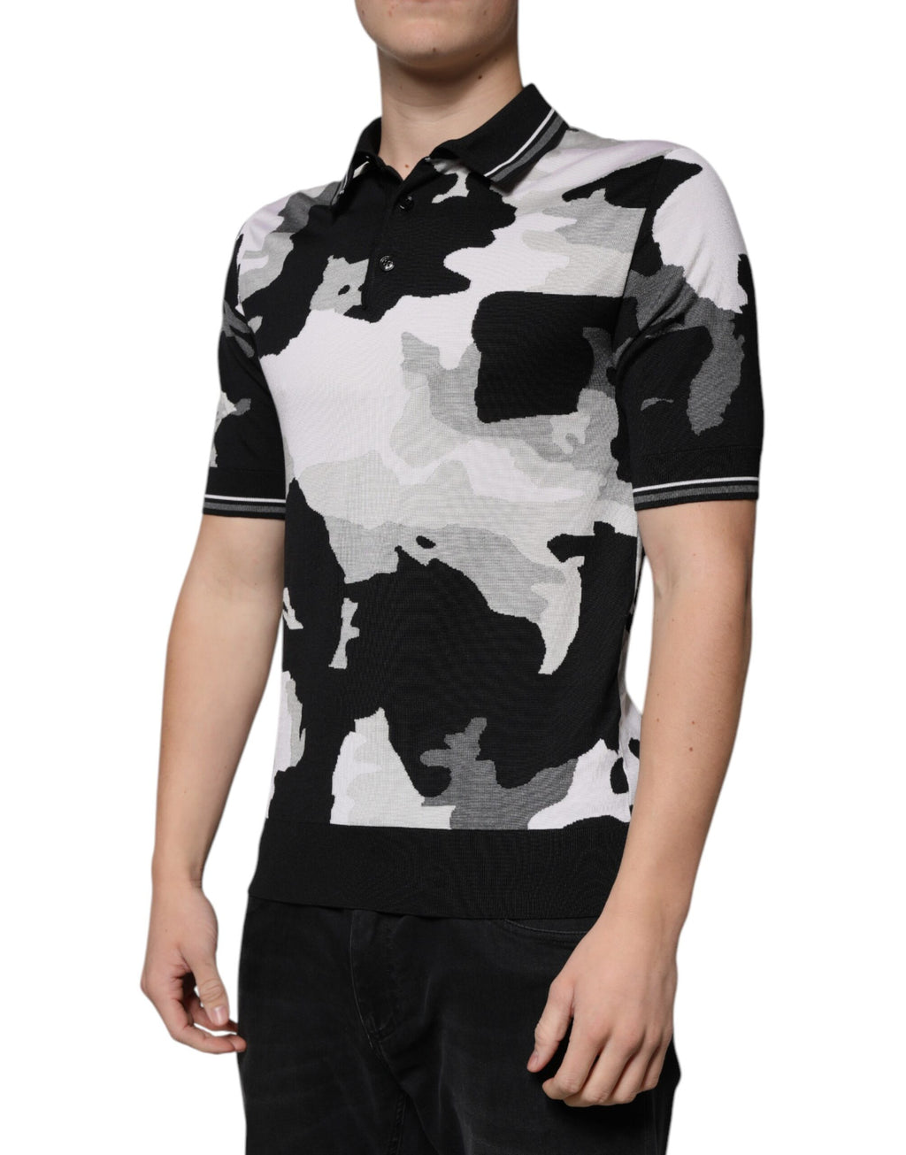 Polo à col Dolce & Gabbana multicolore avec motif camouflage, en coton, sur mannequin.