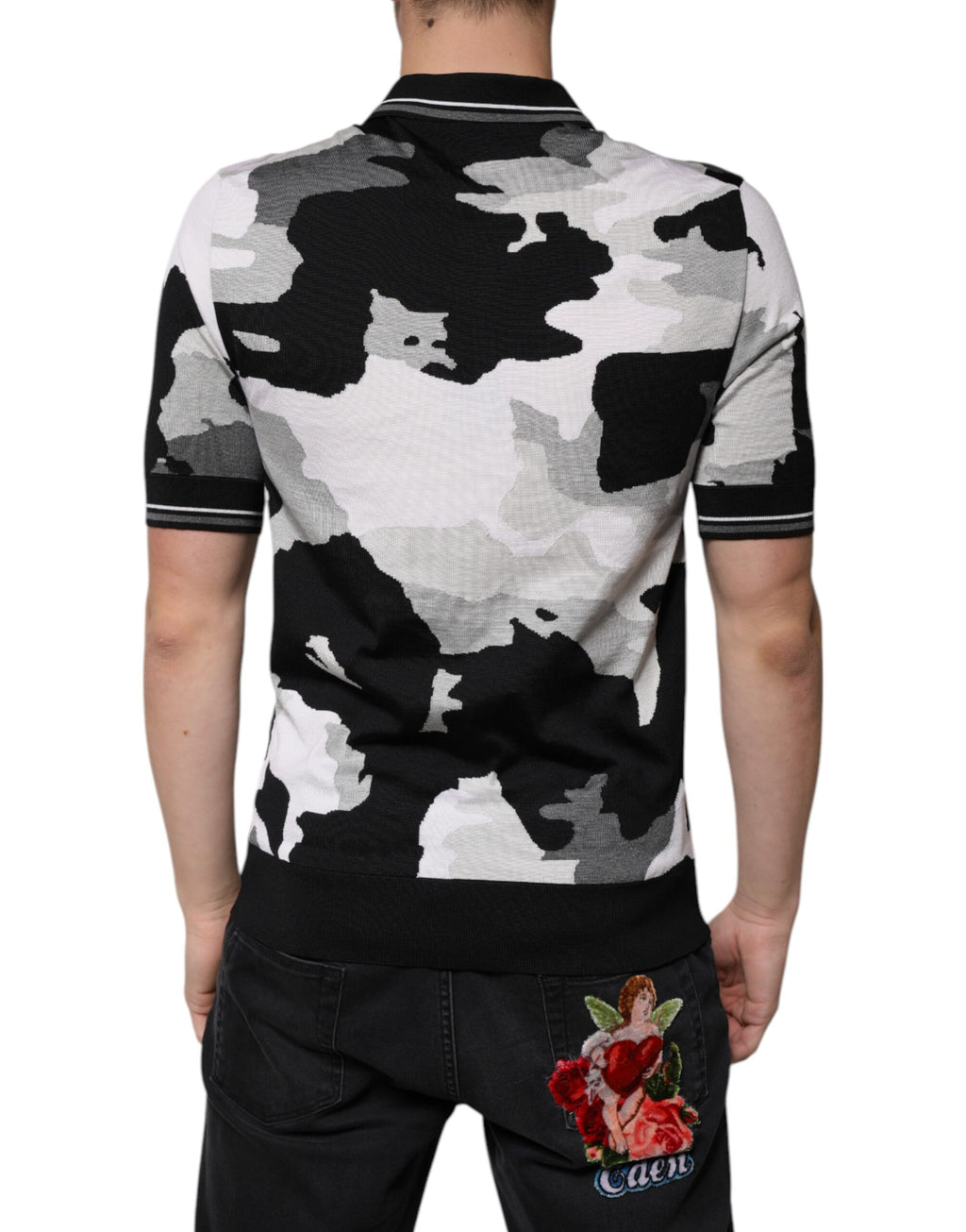 T-shirt polo Dolce & Gabbana multicolore avec motif camouflage et col, vue de face.