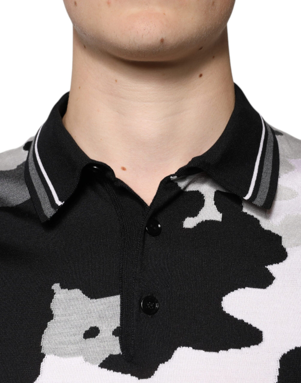Polo Dolce & Gabbana multicolore camouflage avec col, en coton, porté sur mannequin, détail du design tendance.