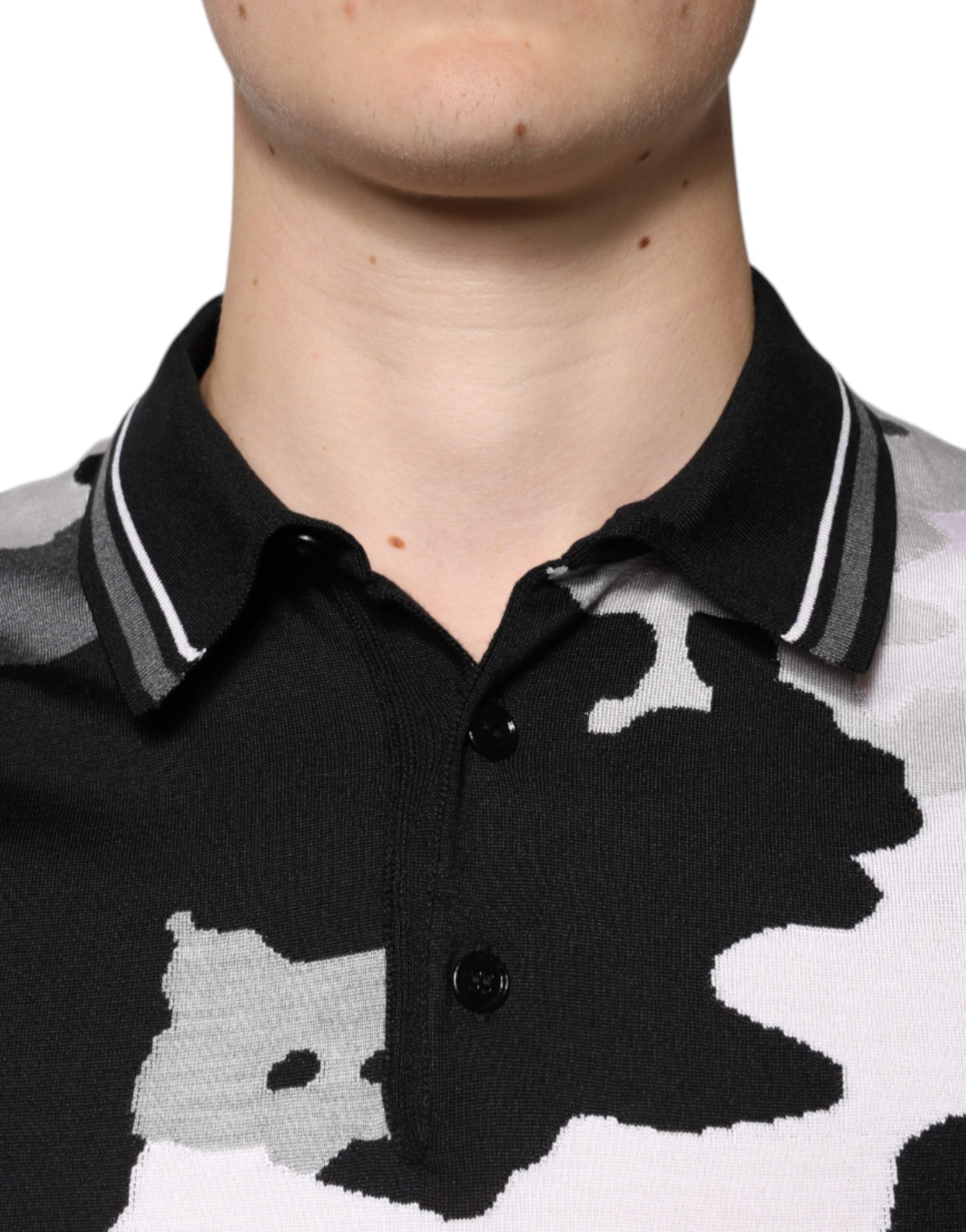 Polo Dolce & Gabbana multicolore camouflage avec col, en coton, porté sur mannequin, détail du design tendance.