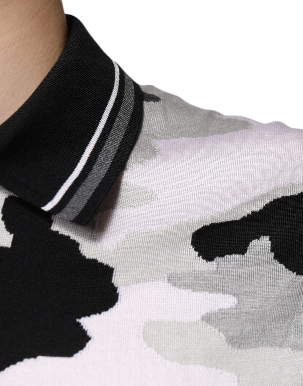 T-shirt polo multicolore camouflage avec col Dolce & Gabbana, vue de face, détails du design tendance et logo visible.