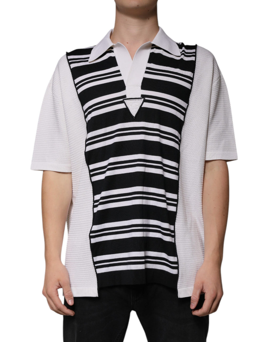 T-shirt polo à rayures noires et blanches de Dolce & Gabbana avec col, tissu en coton élégant et classique.