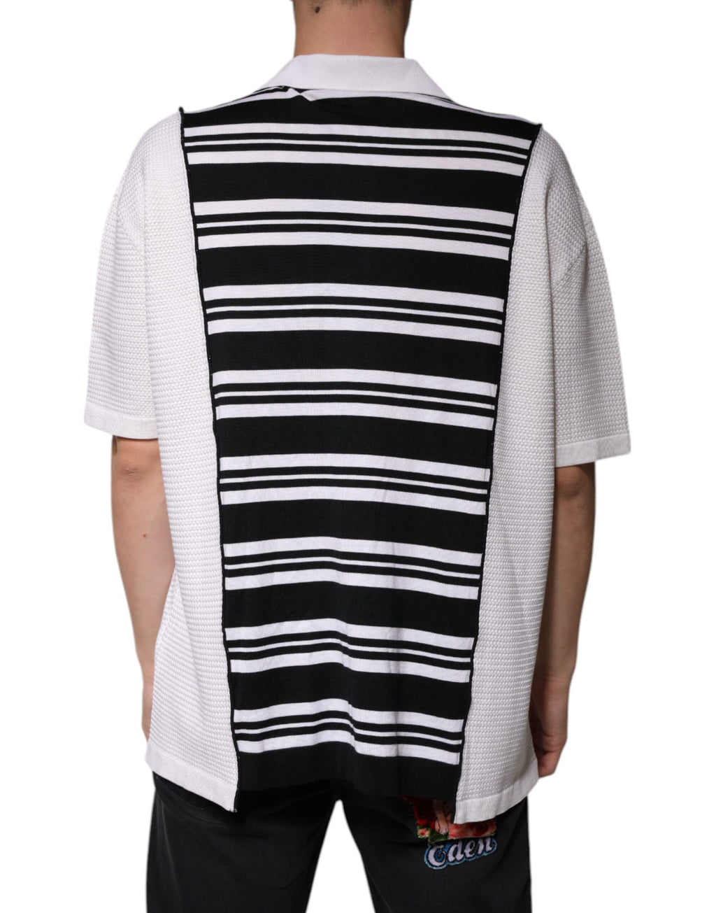 T-shirt polo Dolce & Gabbana à rayures noires et blanches avec col, style élégant et moderne.