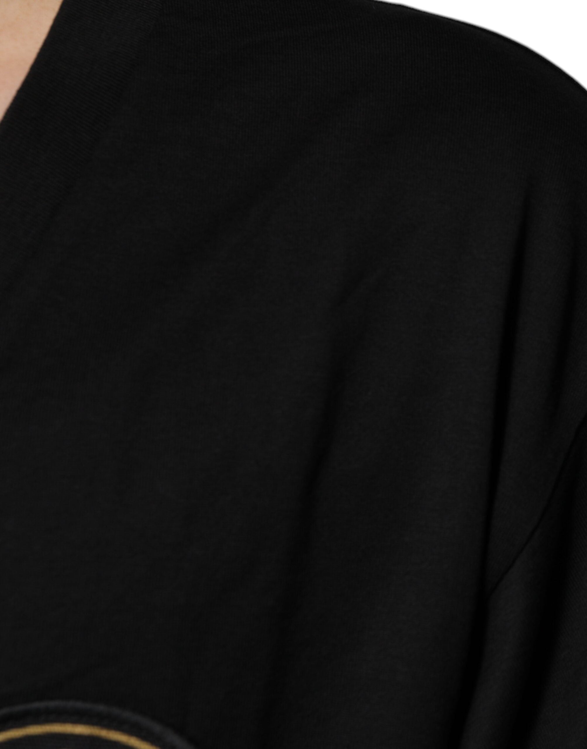 T-shirt noir en coton Dolce & Gabbana avec logo, col en V et manches courtes, style décontracté et élégant.
