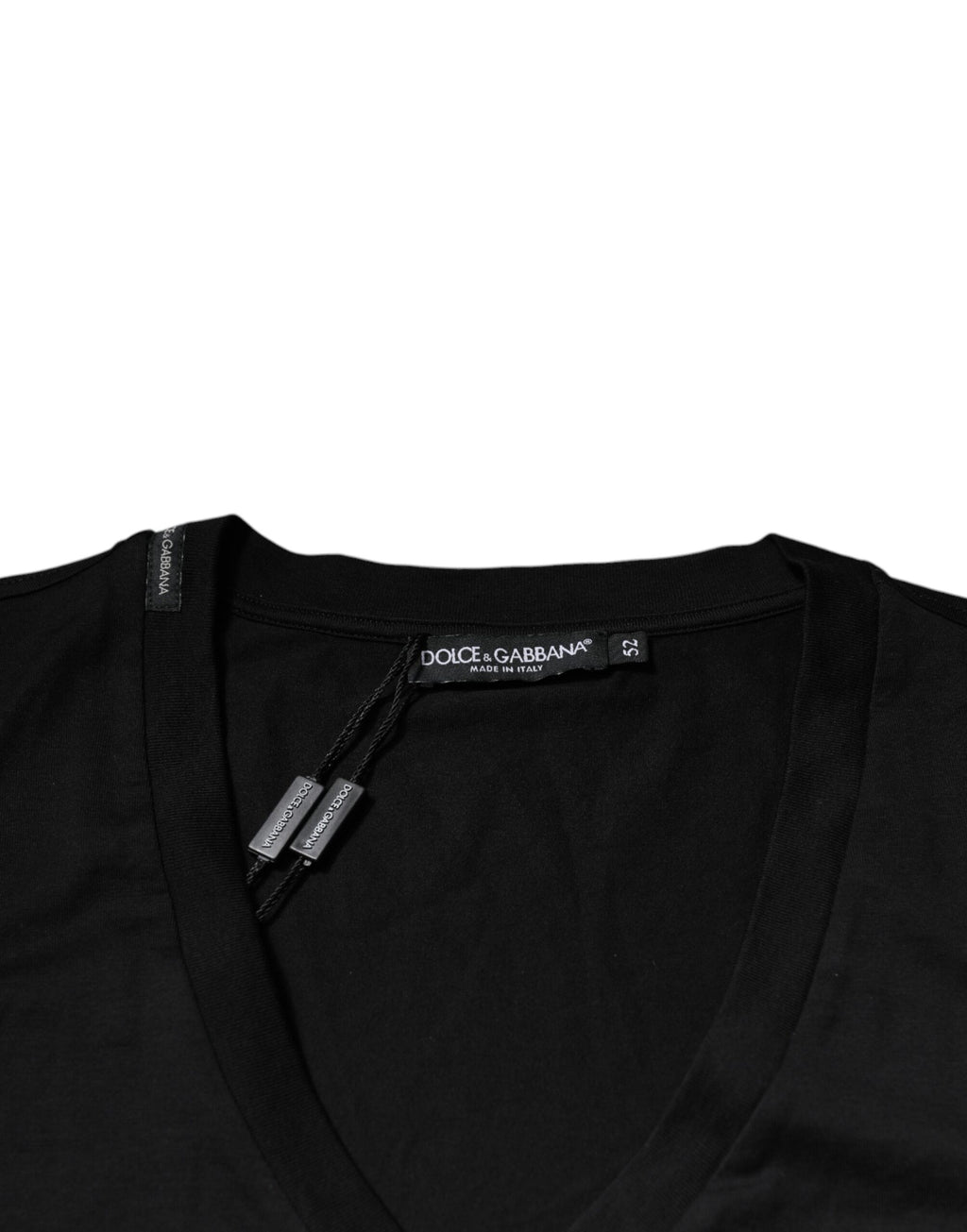 T-shirt à manches courtes en coton noir Dolce & Gabbana avec logo en V neckline, mode élégante et décontractée.
