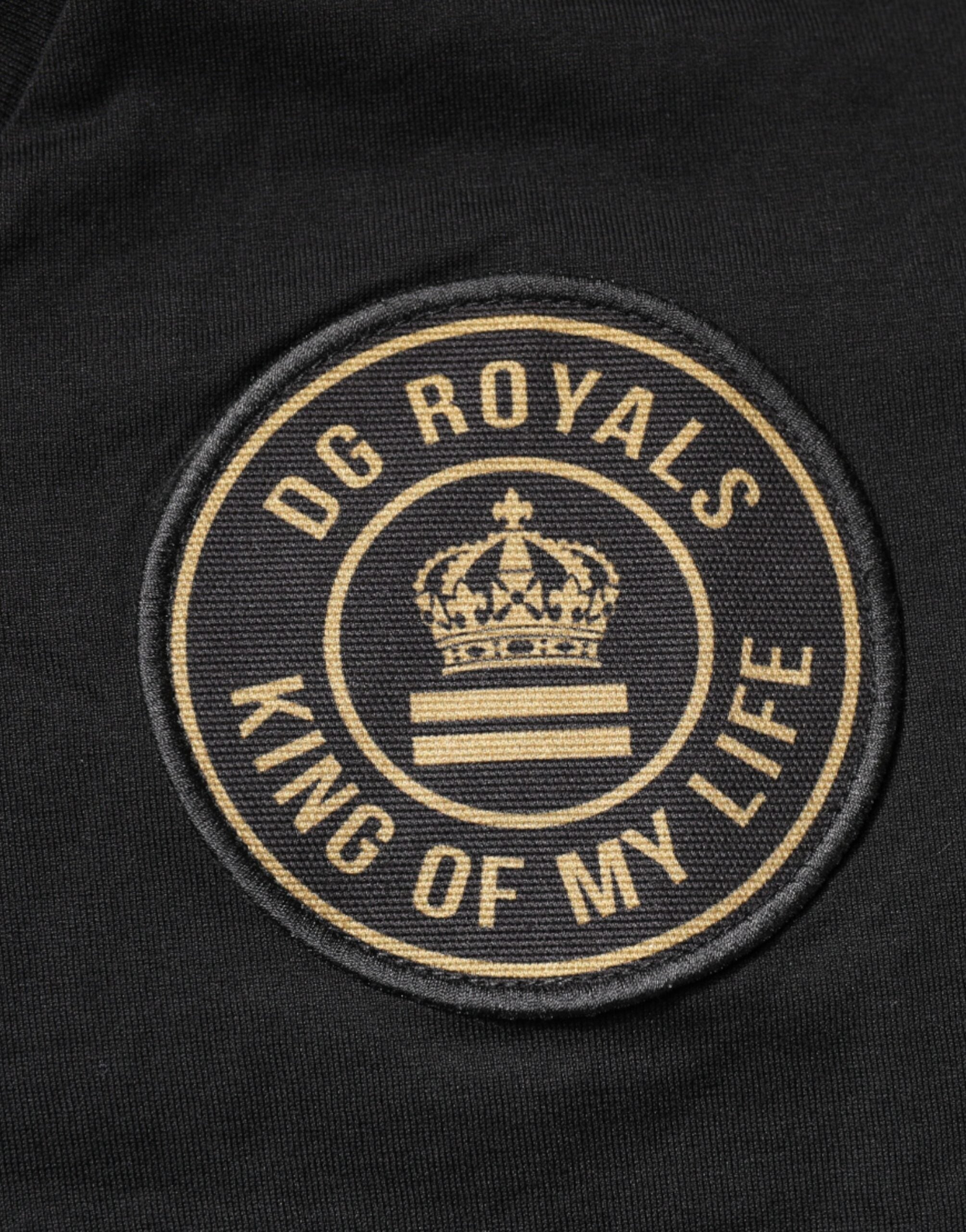 T-shirt à manches courtes noire en coton Dolce & Gabbana avec logo en V-neck, moderne et élégante.