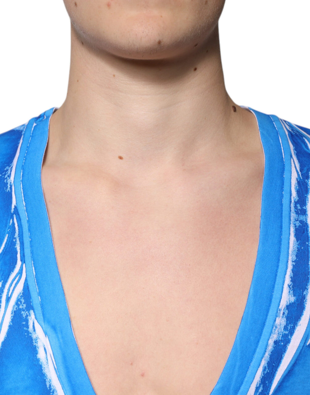 T-shirt Dolce & Gabbana en coton bleu à col en V et manches courtes, vue de face.