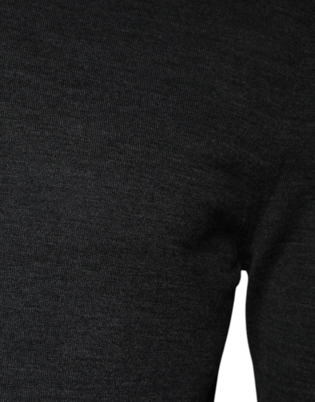 Pull à col roulé en laine grise de Dolce & Gabbana, vêtement chaud et élégant, porté ou posé sur un fond neutre.