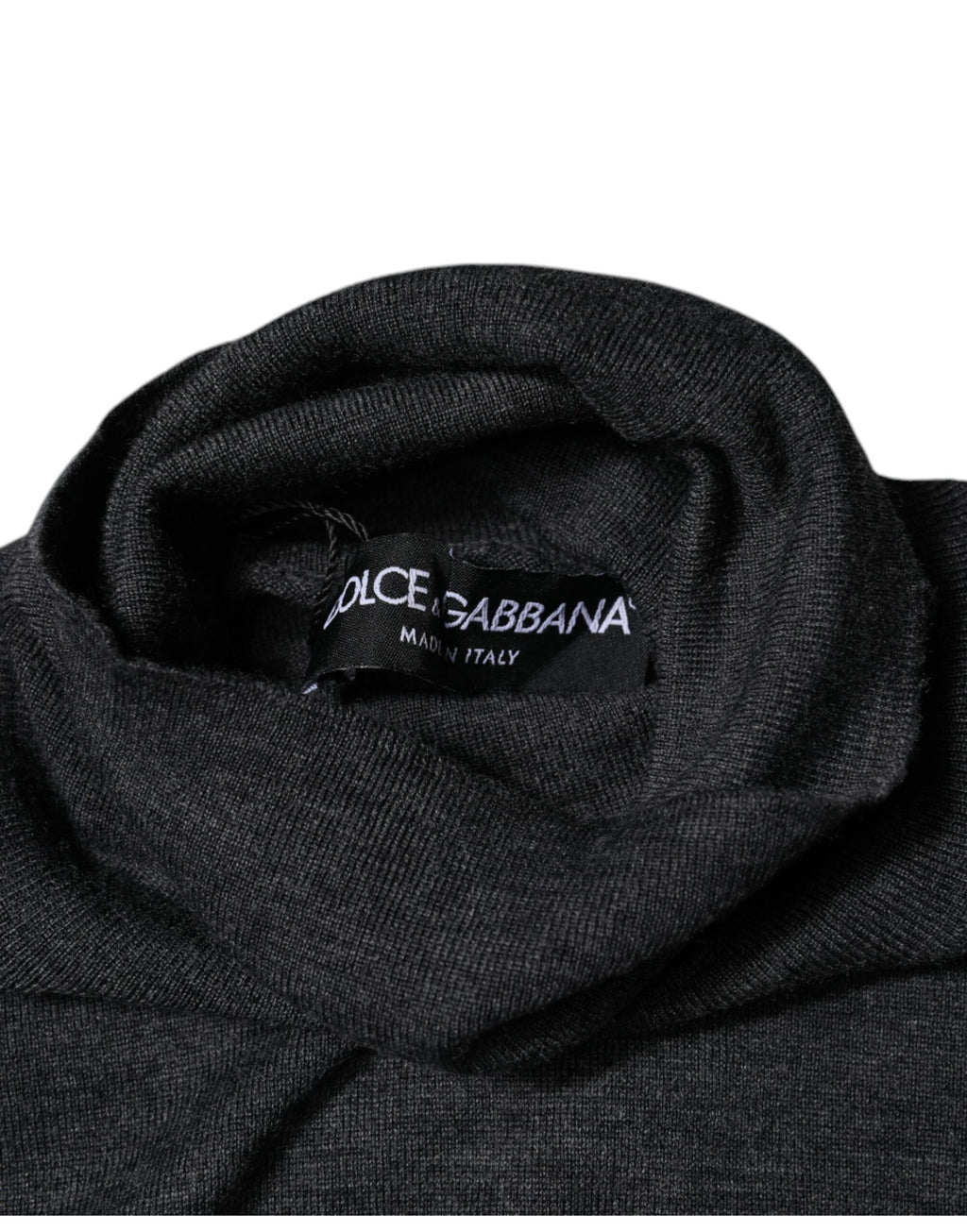 Pull en laine gris Dolce & Gabbana avec col roulé, élégante et confortable, porté en mode décontracté.
