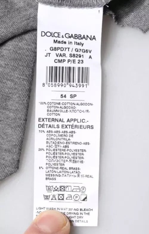 T-shirt gris Dolce & Gabbana à logo, col rond, manches courtes, vue de face, en coton, élégant et décontracté.