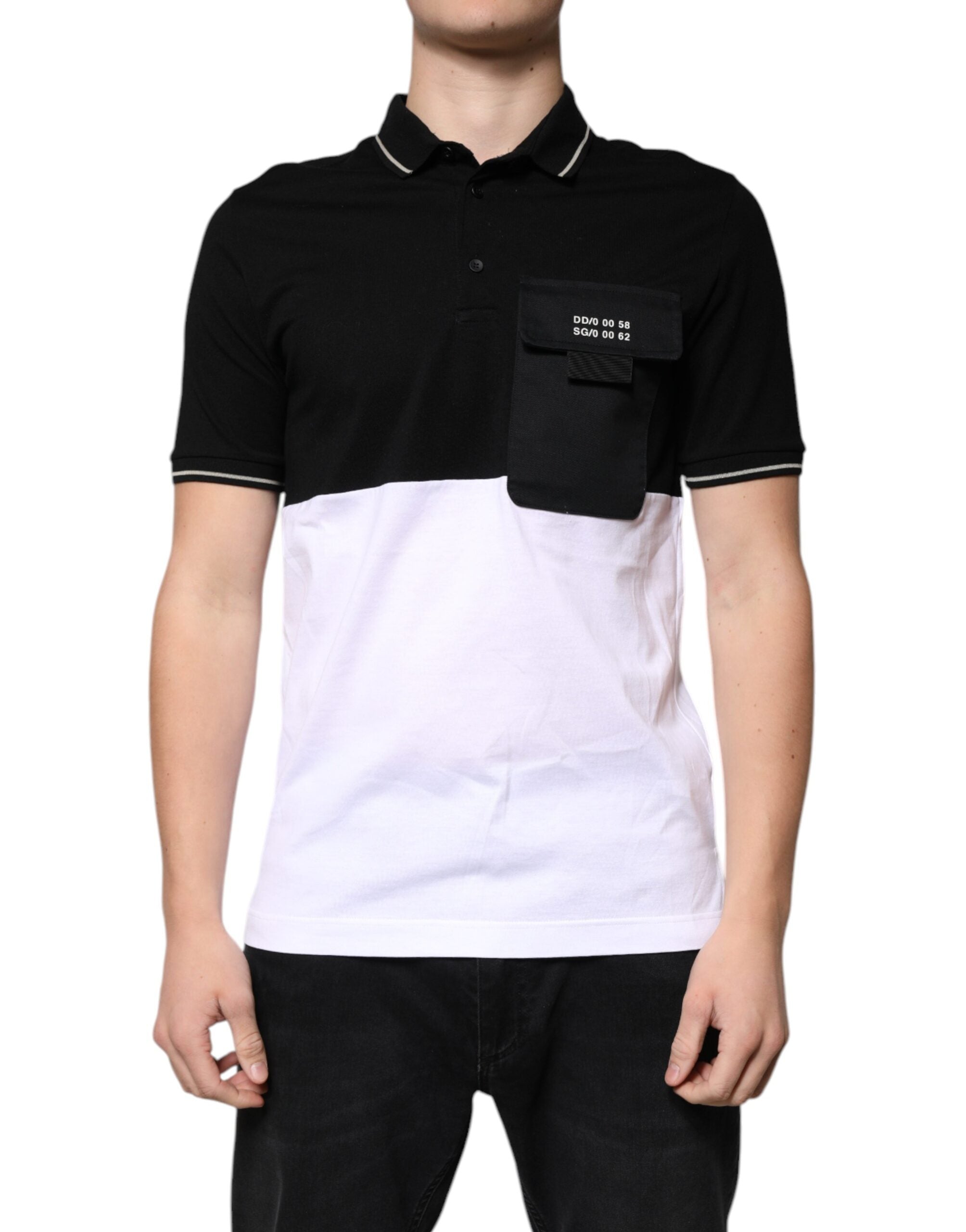 Polo Dolce & Gabbana en coton noir et blanc à manches courtes, avec logo discret sur la poitrine, porté sur mannequin.