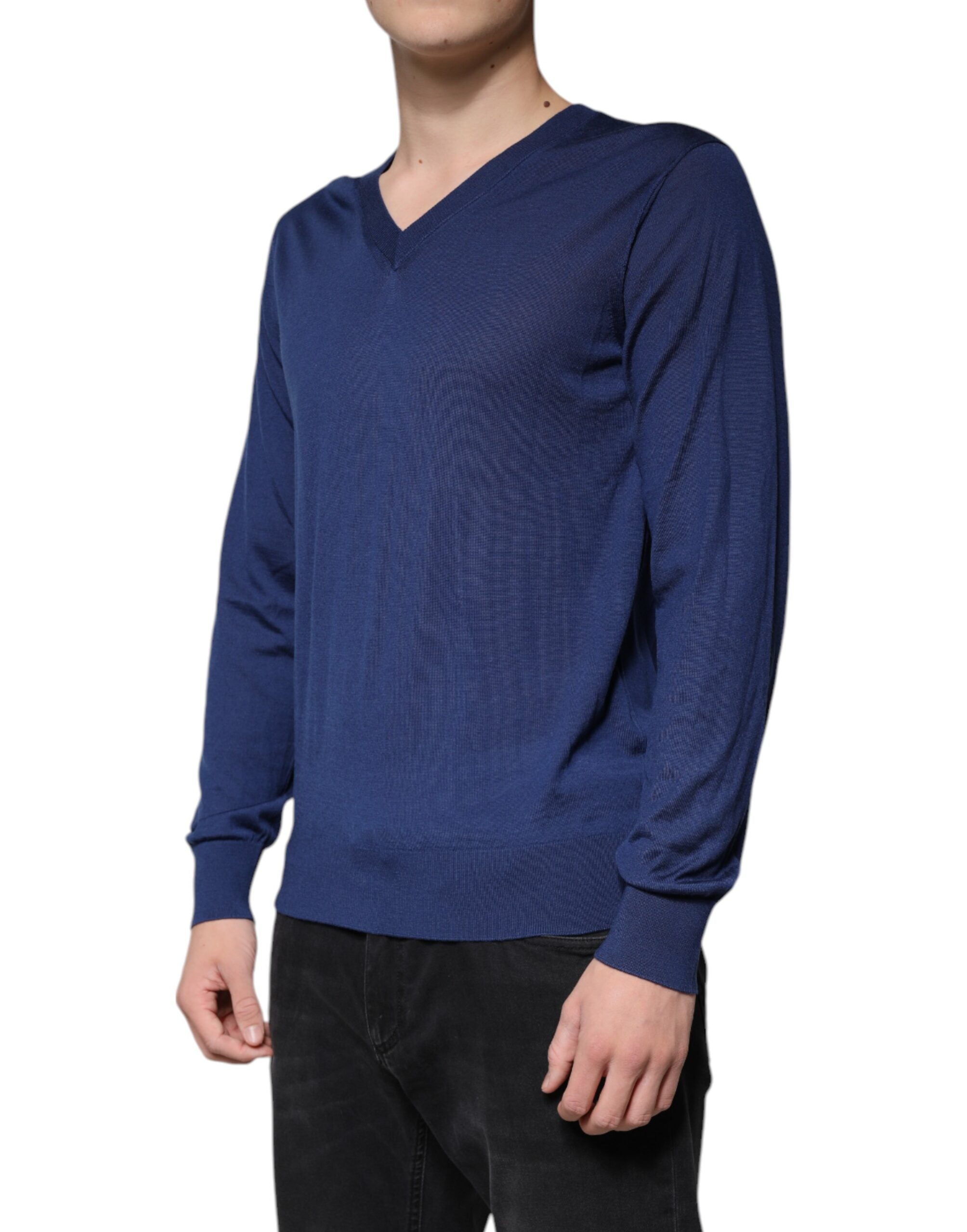 Pull en cachemire bleu marine Dolce & Gabbana avec col en V, doux et élégant, porté sur un mannequin.