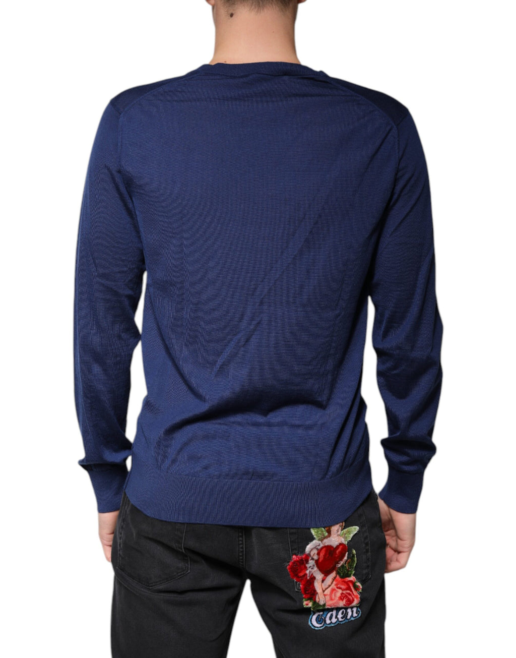 Pull en cachemire bleu marine Dolce & Gabbana, col en V, doux et élégant, idéal pour un style chic et confortable.