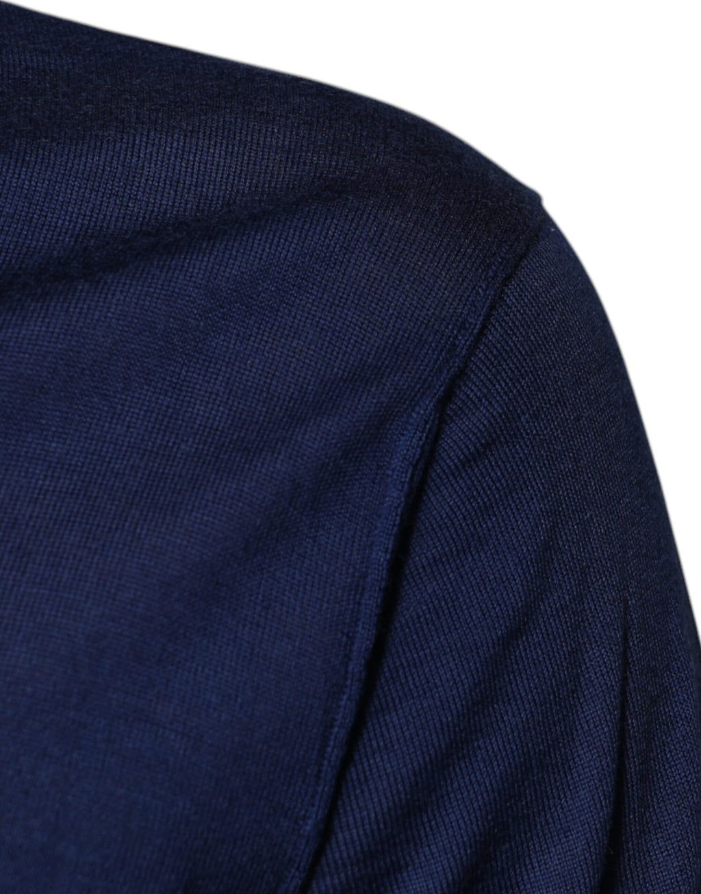 Pull en cachemire bleu marine Dolce & Gabbana à col en V, vêtement élégant et confortable pour homme.