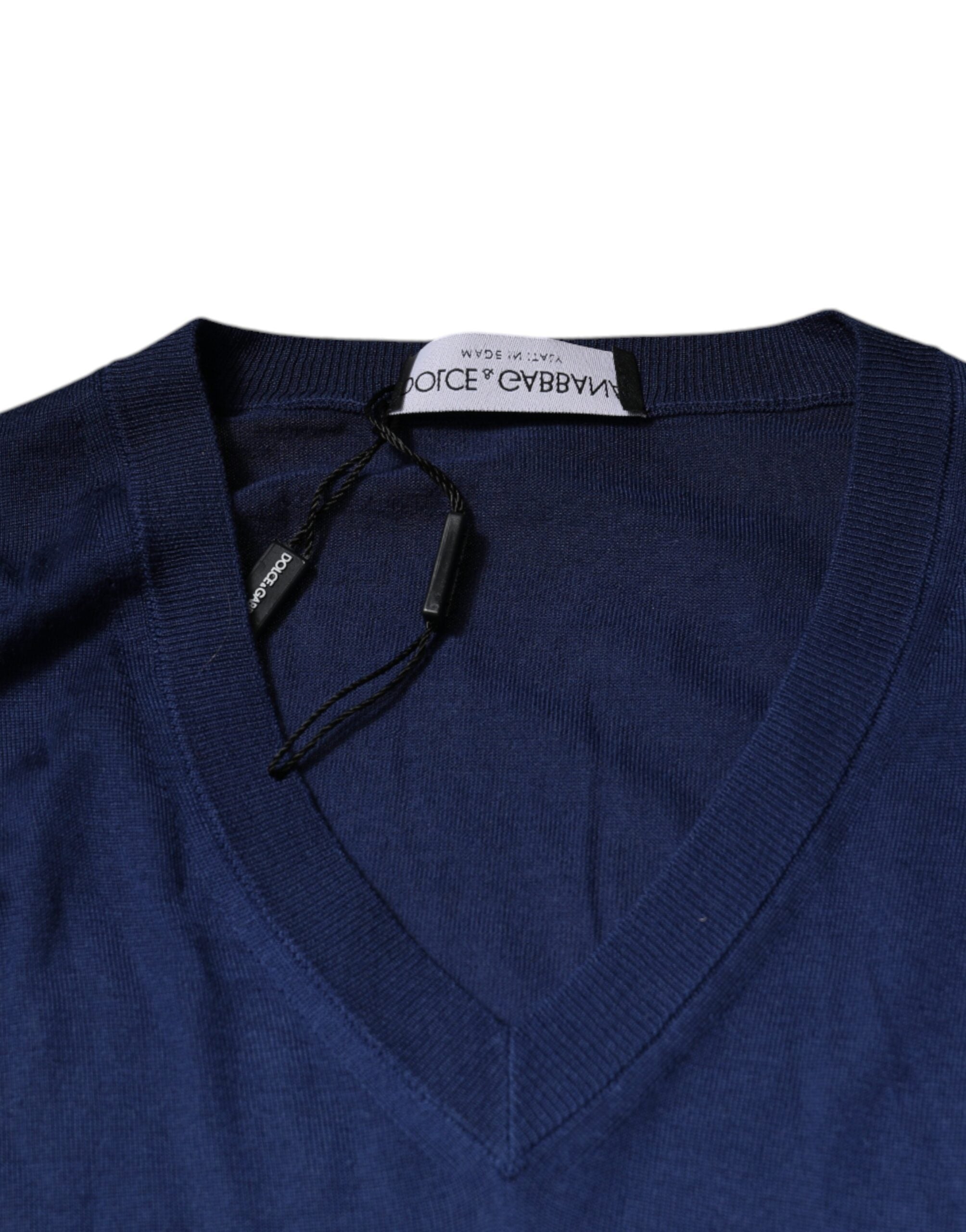 Pull en cachemire bleu marine Dolce & Gabbana à col en V, doux et élégant, pour un style sophistiqué.