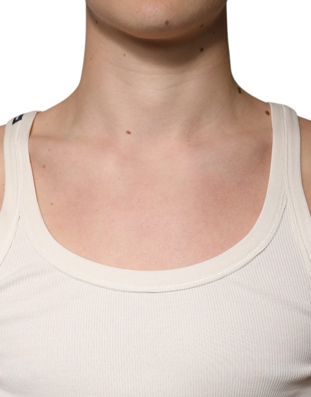 T-shirt sans manches en coton blanc cassé de Dolce & Gabbana avec col rond, vue de face.
