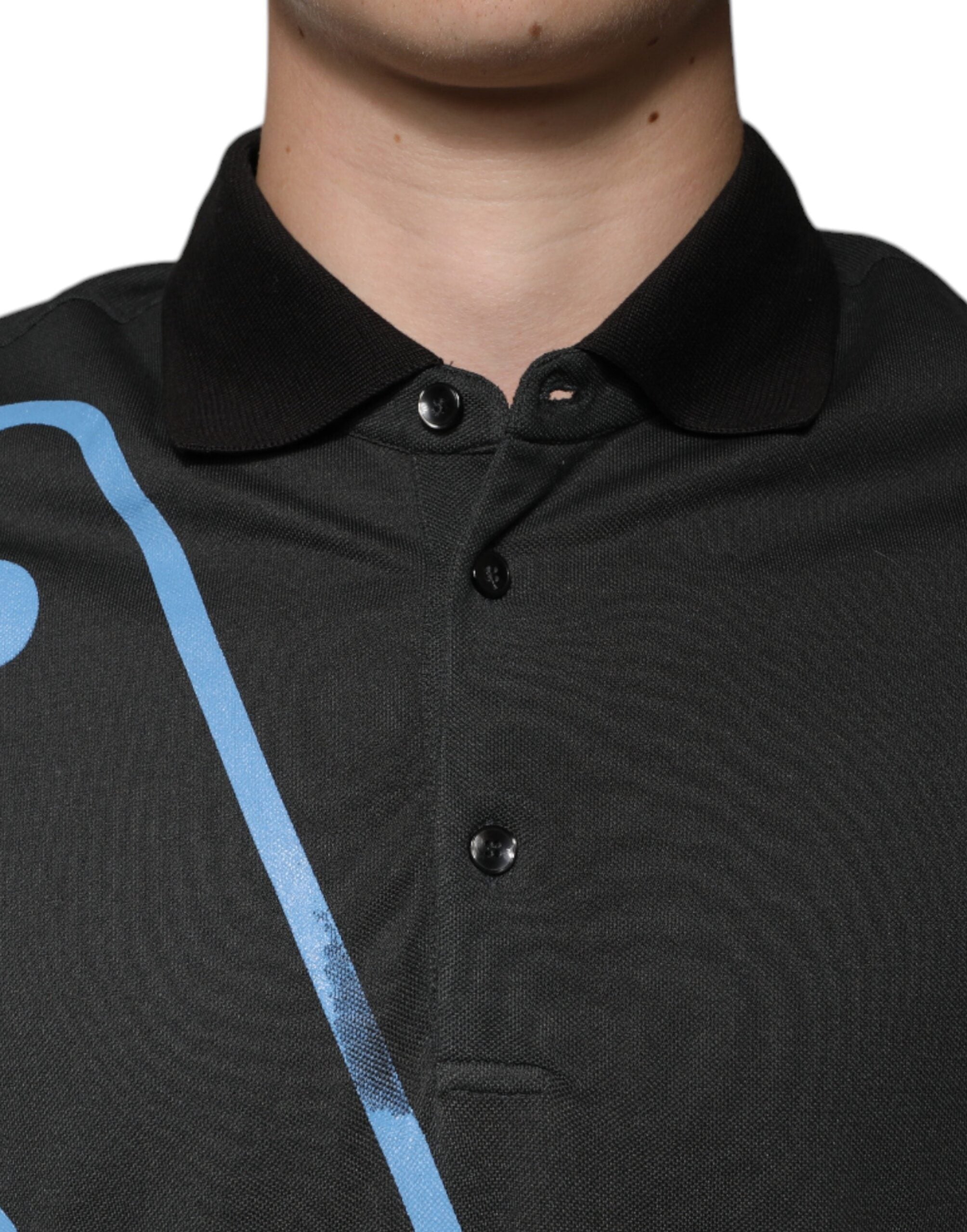 Chemise polo en coton noir Dolce & Gabbana avec logo imprimé, col classique, visible sur l'image.