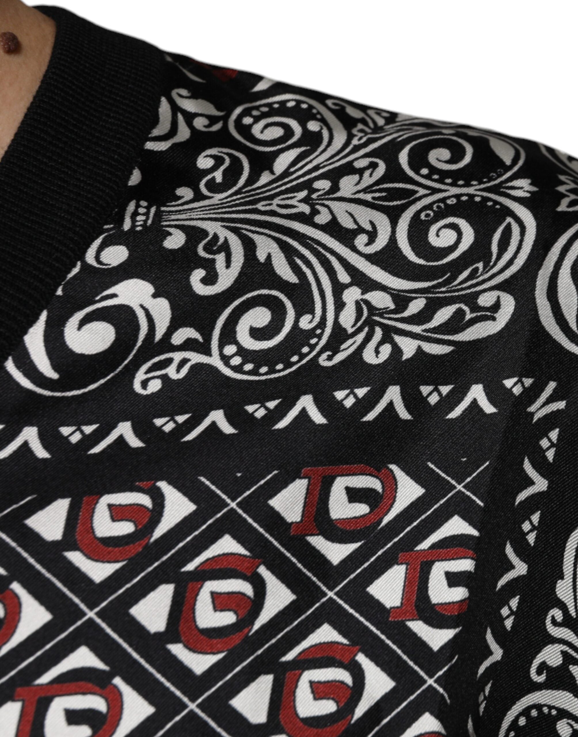 Pull-over en laine noir Dolce & Gabbana avec logo, col en V, style élégant et confortable.