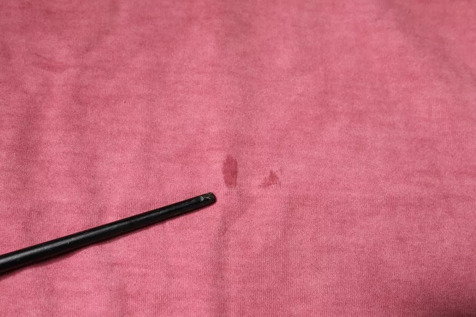 T-shirt en coton à col rond Dolce & Gabbana avec logo rose imprimé, look décontracté et moderne.