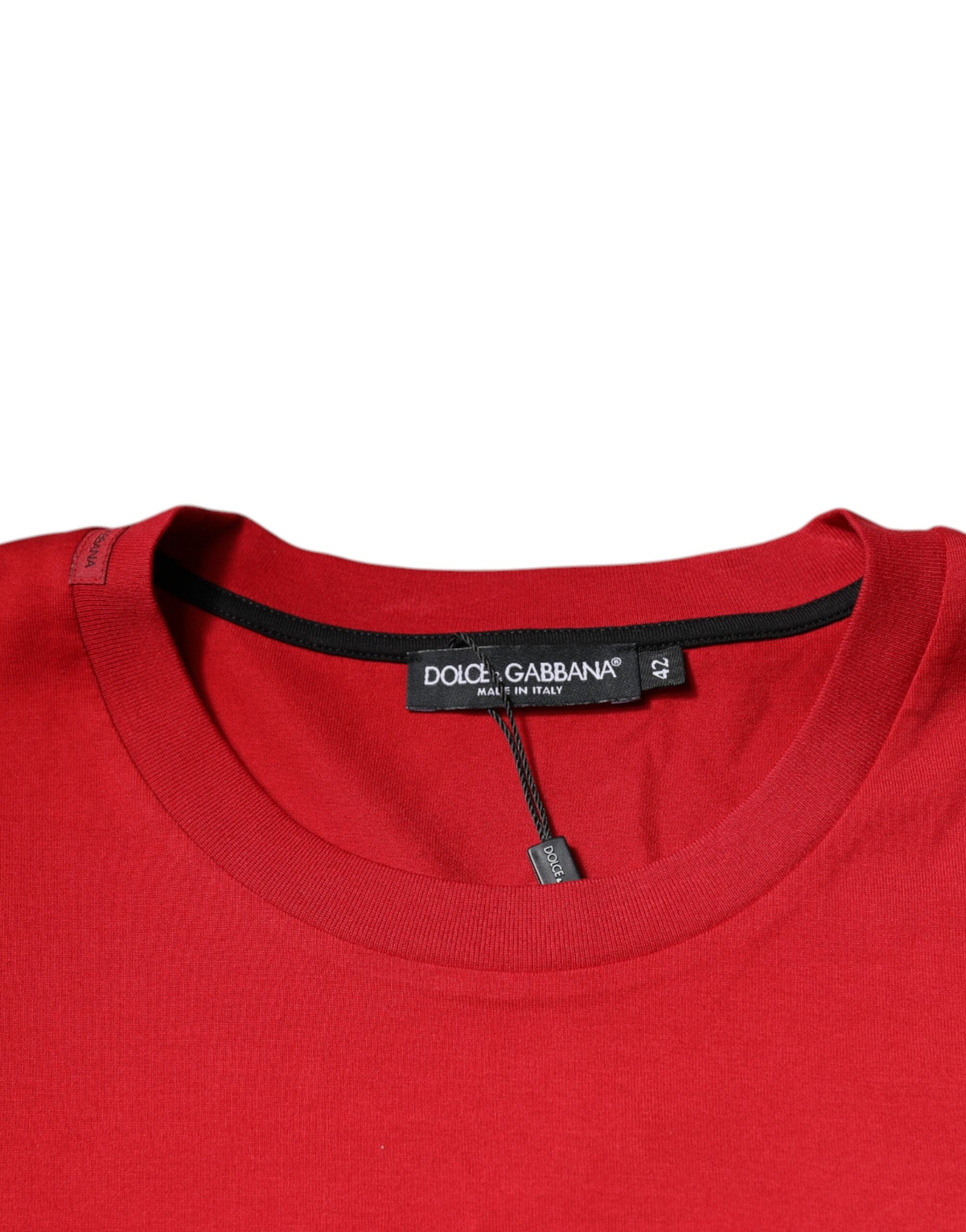 T-shirt en coton rouge Dolce & Gabbana avec logo imprimé, col rond, vue de face sur fond blanc.