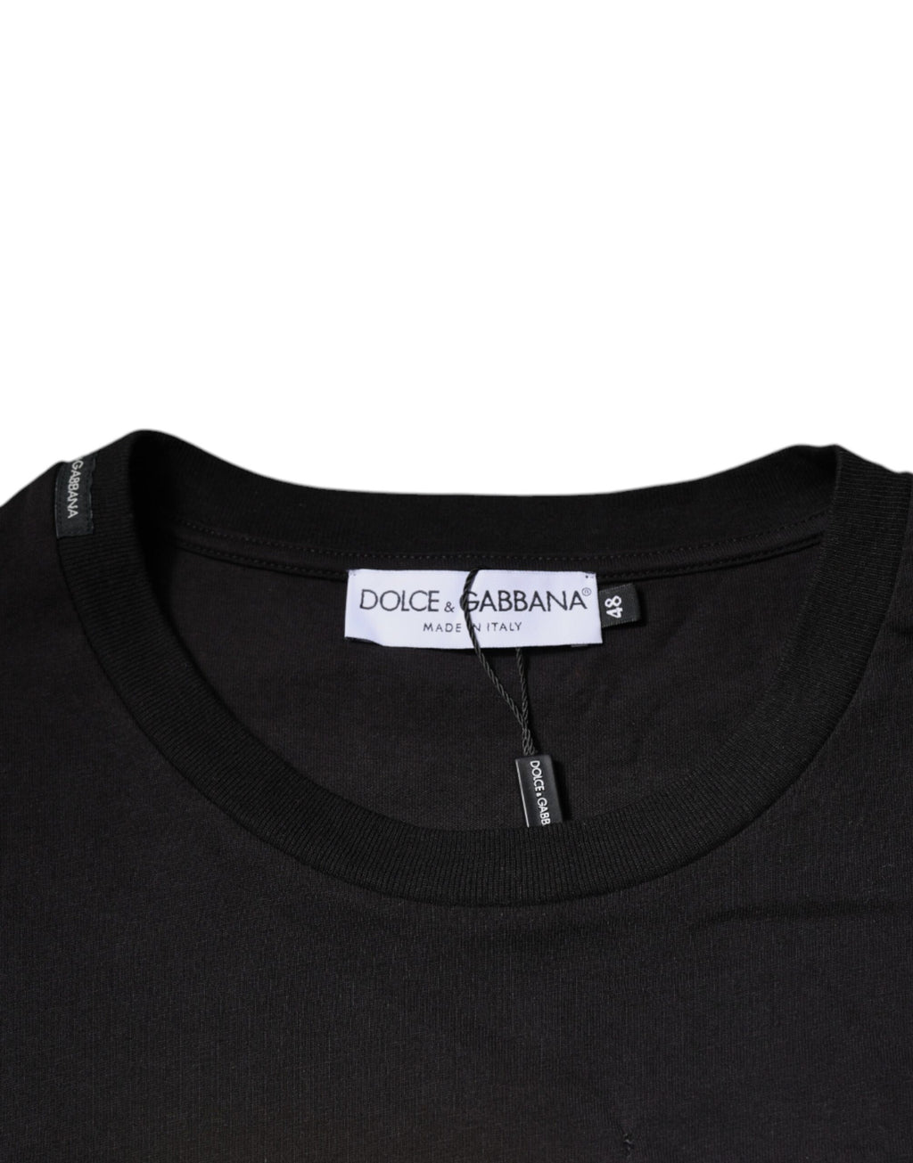 T-shirt en coton noir Dolce & Gabbana avec logo imprimé, col rond, style décontracté, visible en détail dans l'image.