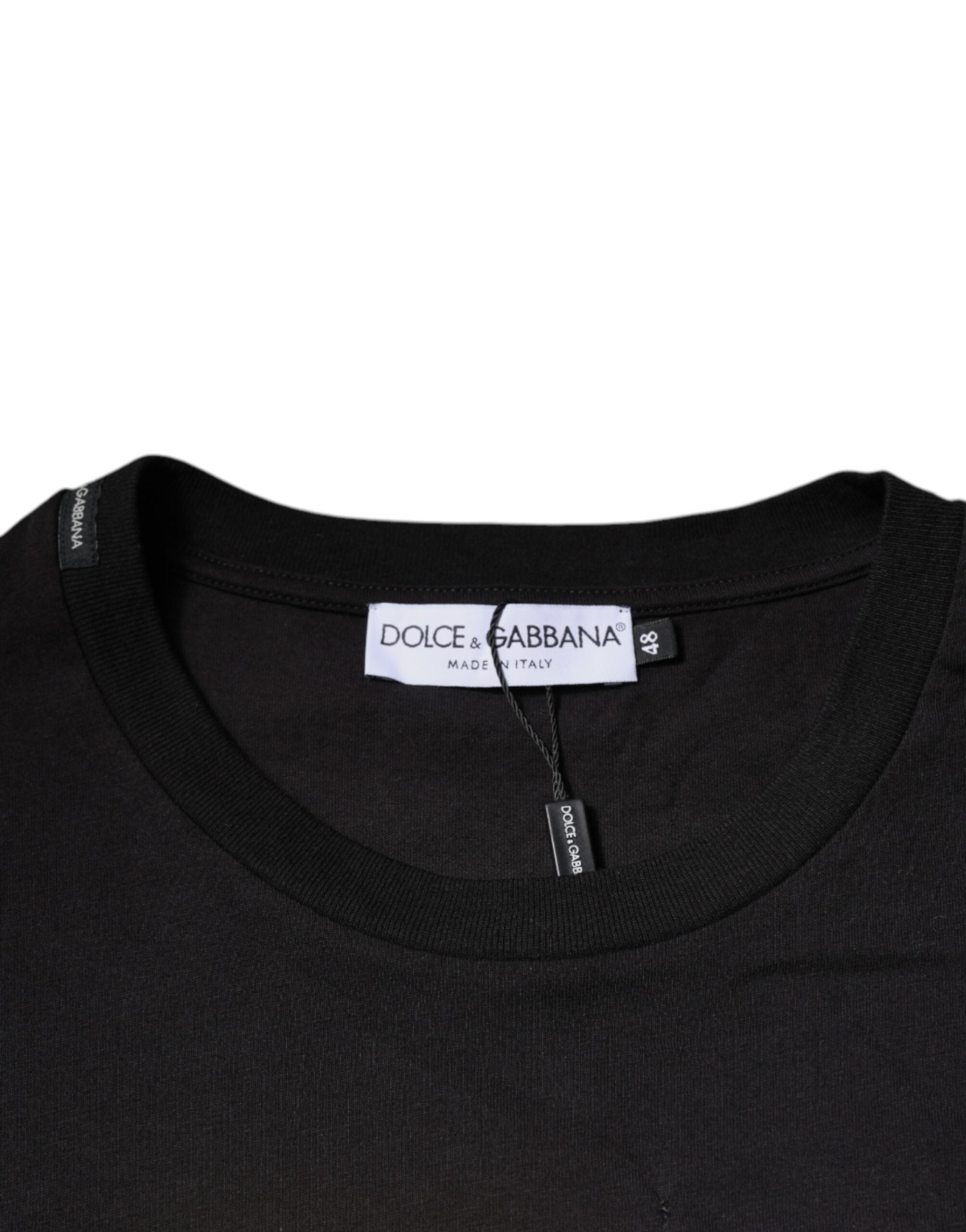 T-shirt en coton noir Dolce & Gabbana avec logo imprimé, col rond, style décontracté, visible en détail dans l'image.