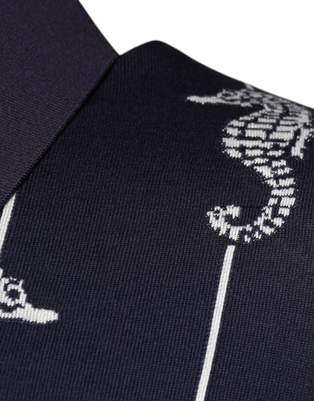 Polo à col Dolce & Gabbana en bleu marine avec motif de cheval marin, tissu en coton, élégant et décontracté.